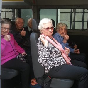 Un'immagine che ritrae seduta, passeggeri, sorriso, trasporto pubblico e comfort.