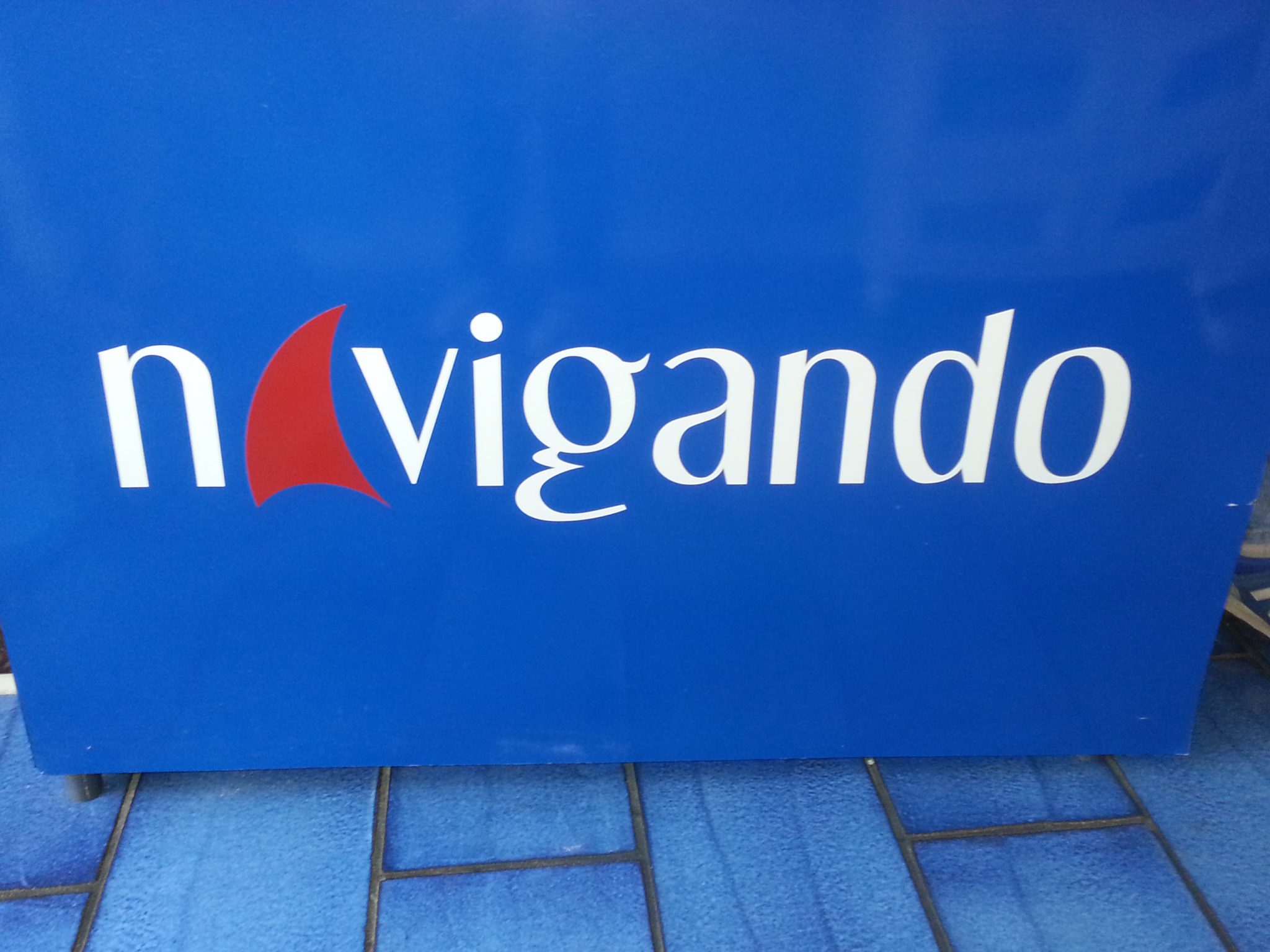 Un'immagine che ritrae font, logo, pubblicità, grafica e cartello.