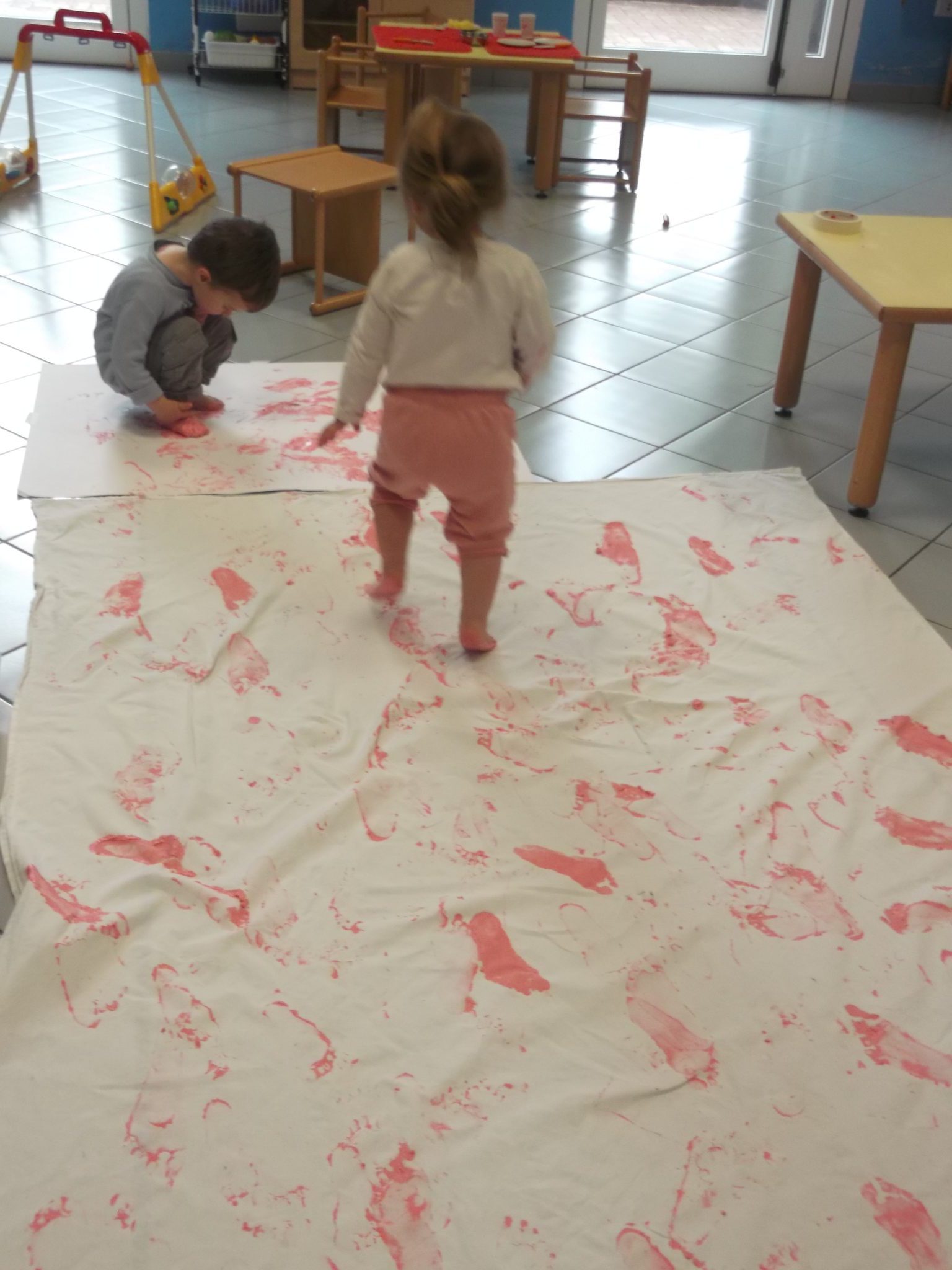 Un'immagine che ritrae pavimentazione, pavimento, bambino, carta e arte infantile.