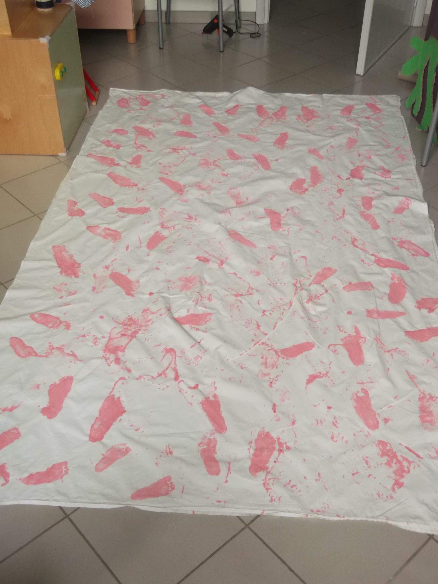 Un'immagine che ritrae tessile, rosa, biancheria, lenzuolo e carta.