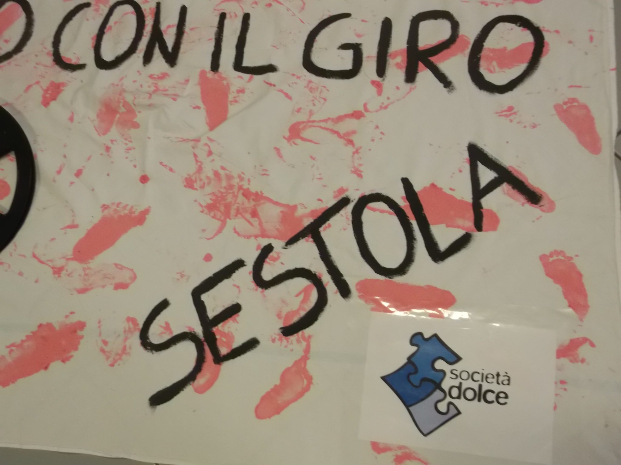 Un'immagine che ritrae testo, font, grafia, prodotto di carta e carta.