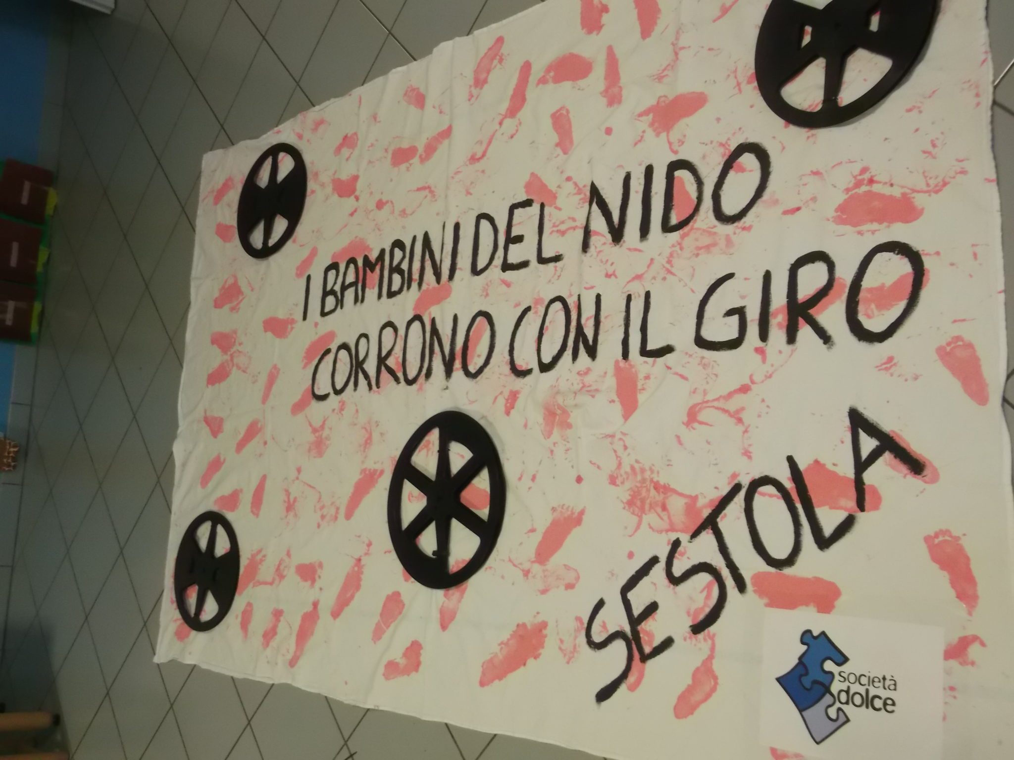 Un'immagine che ritrae font, poster, grafia, pubblicità e cartello.