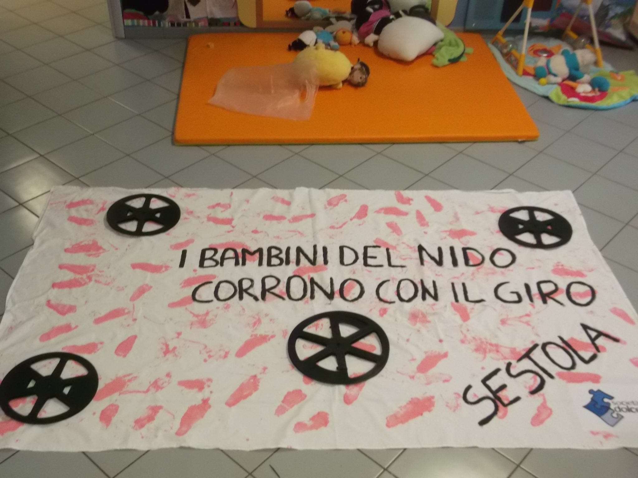 Un'immagine che ritrae pubblicità e bandiera.