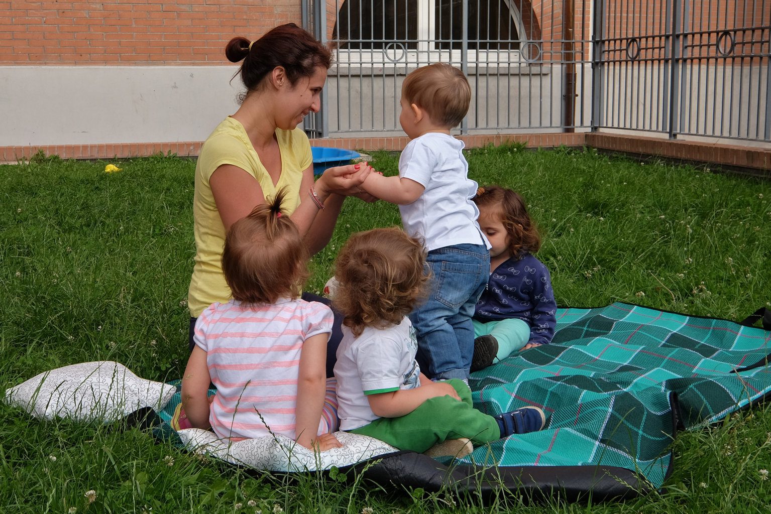 Un'immagine che ritrae erba, corpo umano, gamba, ricreazione e bambino.