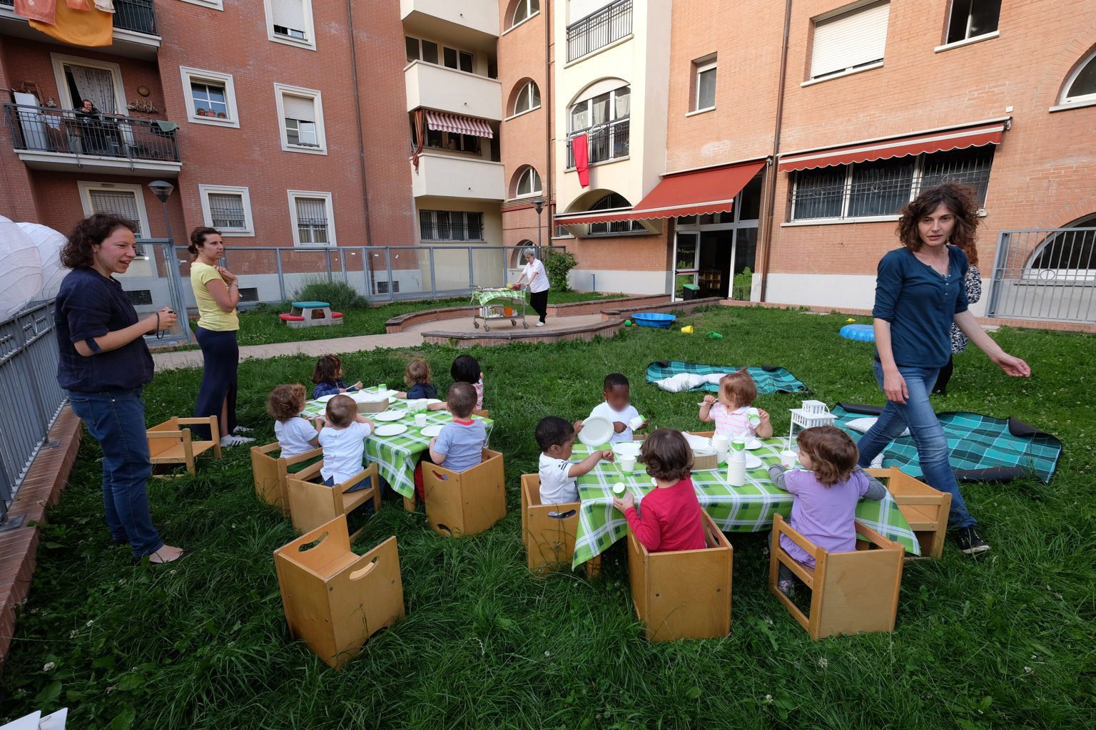 Un'immagine che ritrae bambino, ricreazione, tempo libero, condivisione e divertimento.