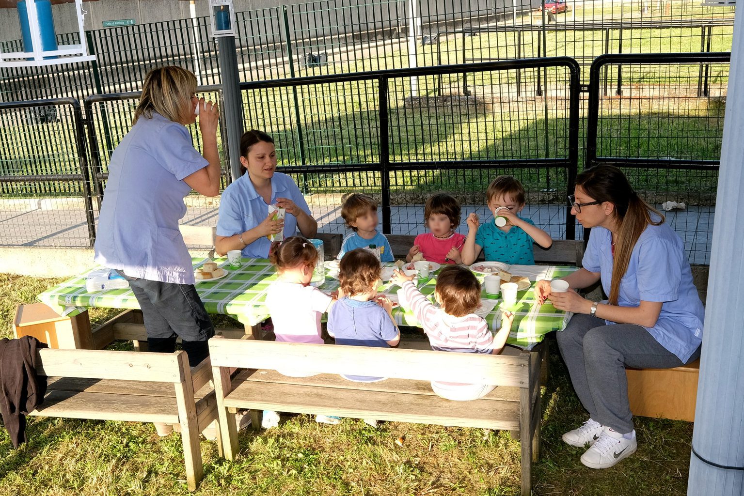 Un'immagine che ritrae vestiario, maglietta, camicia, bambino e ricreazione.