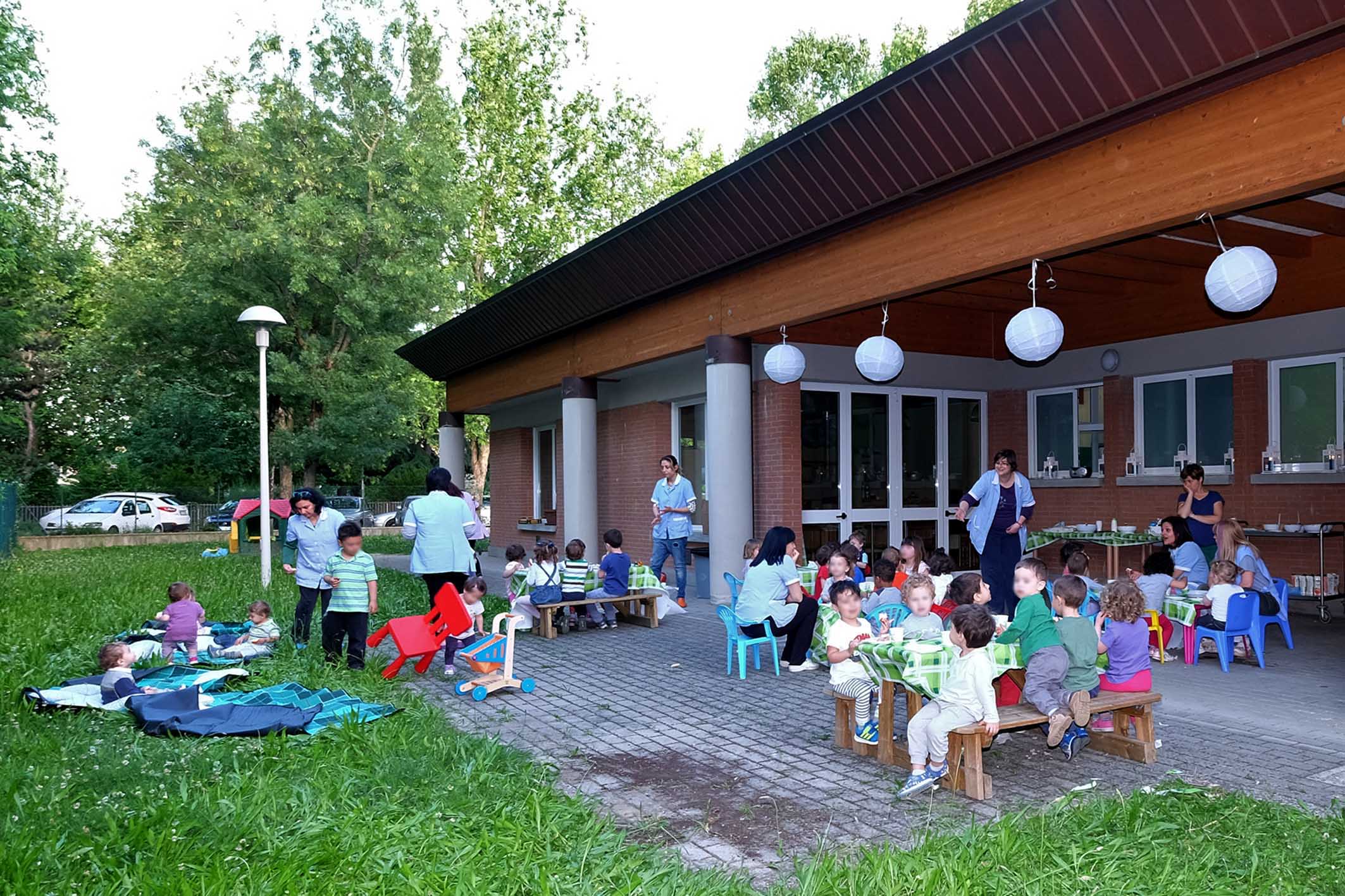 Un'immagine che ritrae comunità, ricreazione, bambino, tempo libero e prato.