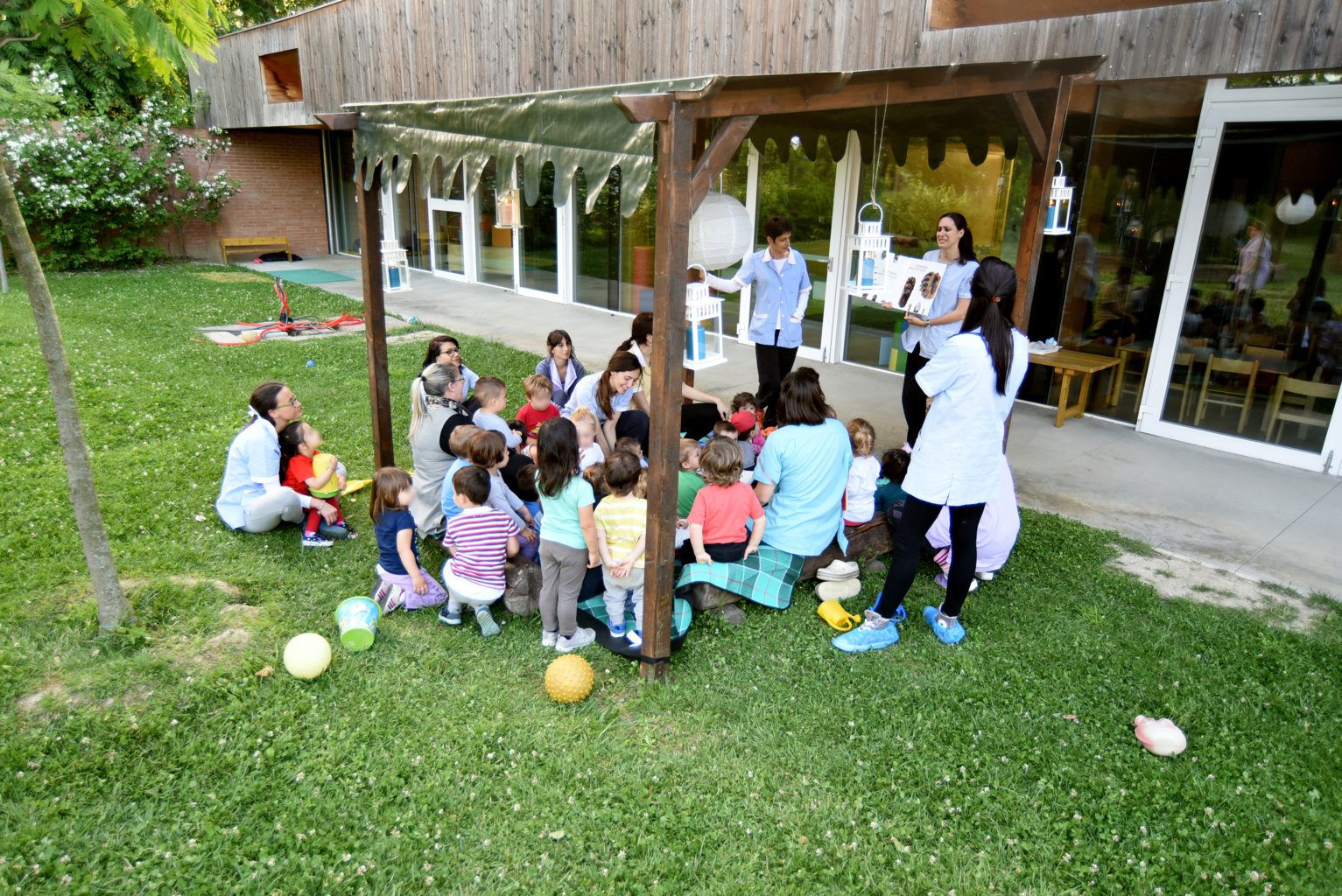 Un'immagine che ritrae ricreazione, comunità, bambino, tempo libero e divertimento.