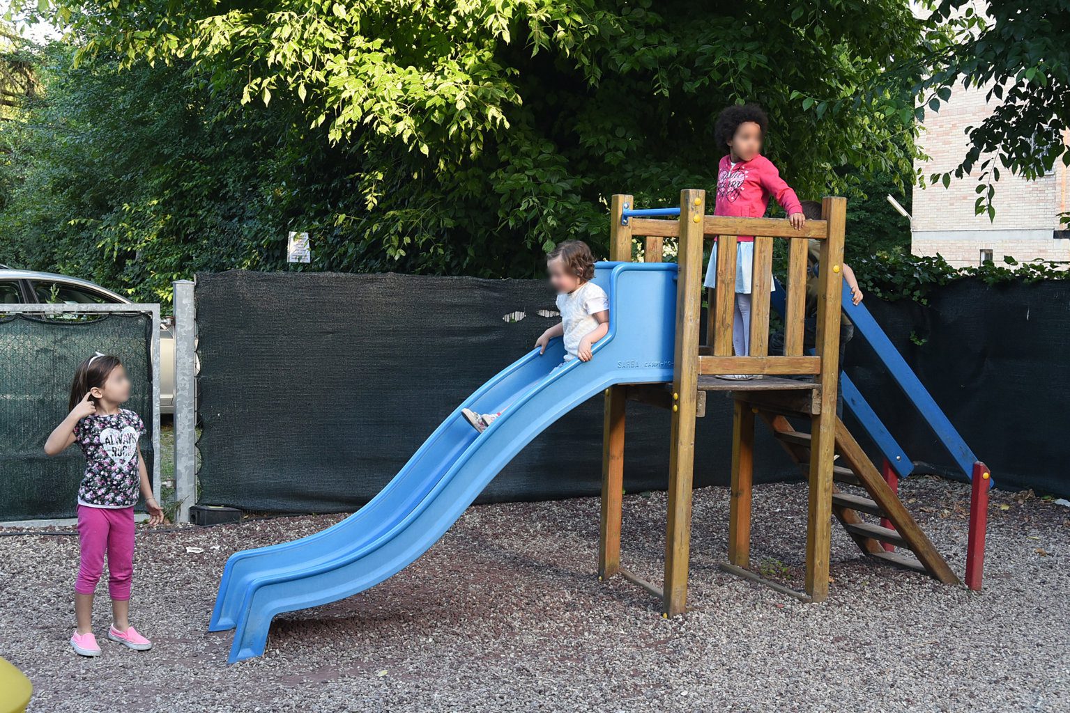 Un'immagine che ritrae scivolo da parco giochi, attrezzature da gioco all'aperto, ricreazione, spazio pubblico e parco giochi.