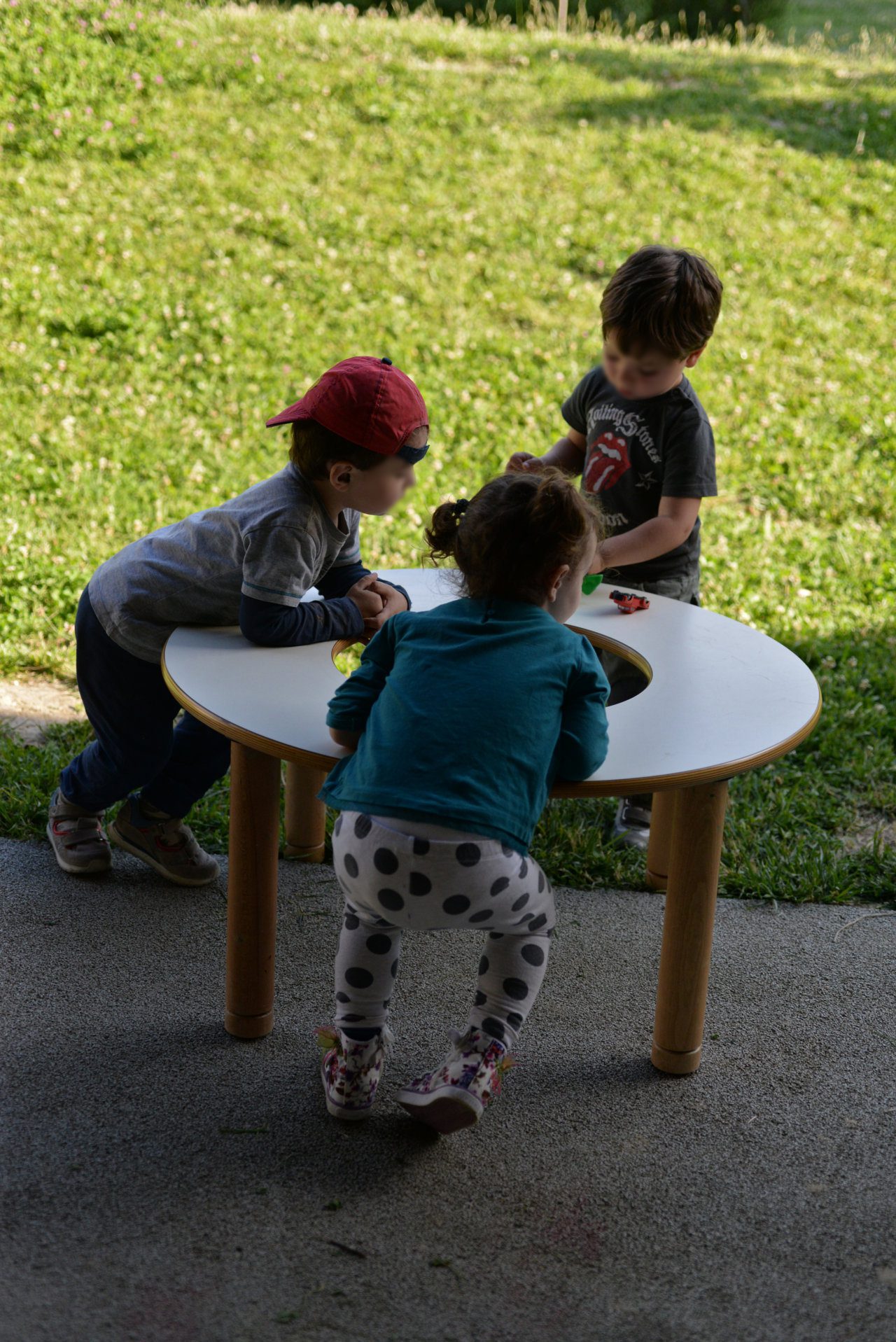 Un'immagine che ritrae bambino, abbigliamento per neonati e bambini piccoli, bambino che fa i primi passi, giocare e tempo libero.