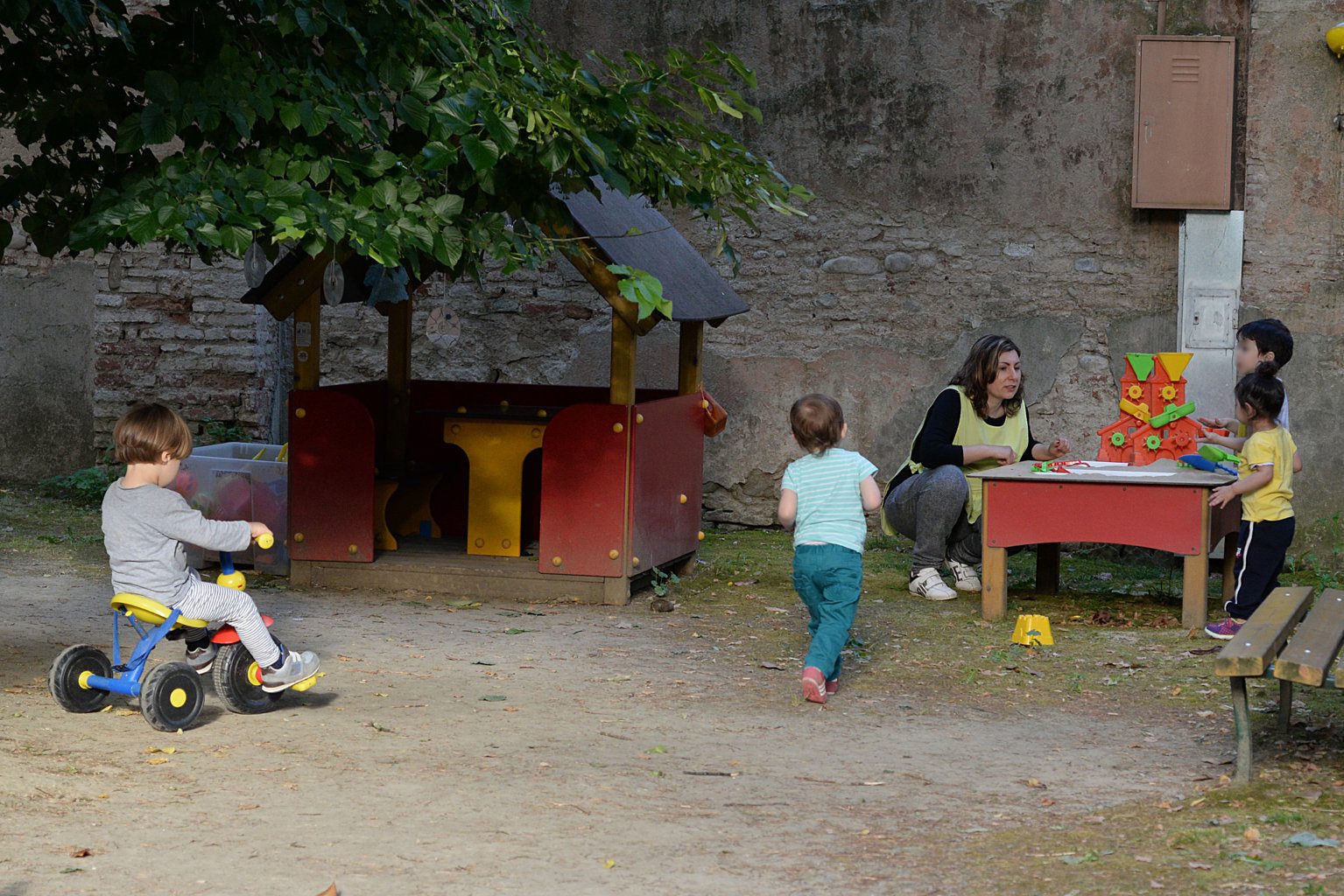 Un'immagine che ritrae ricreazione, bambino, spazio pubblico, tempo libero e primavera.