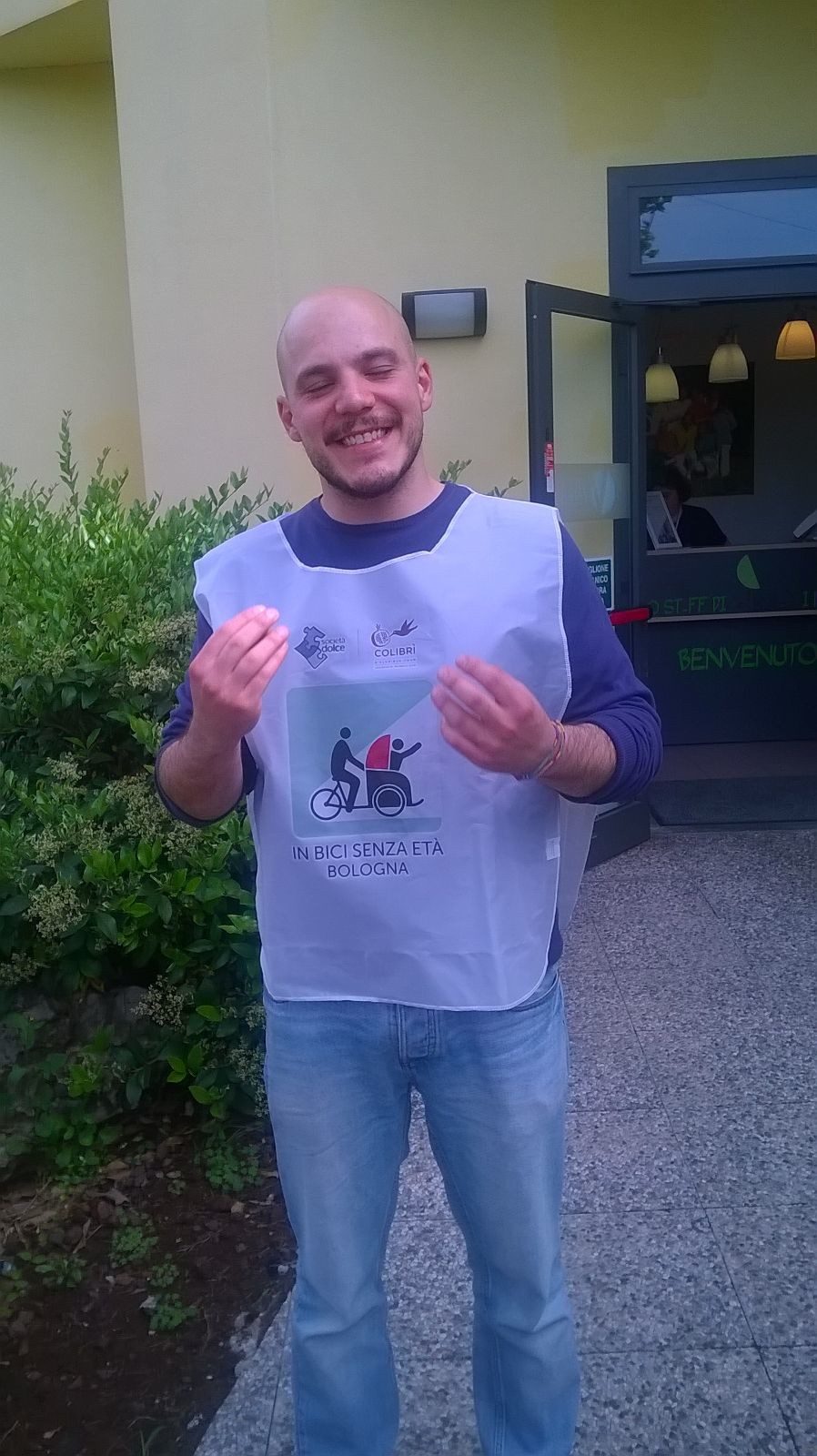 Un'immagine che ritrae manica, sorriso, maglietta attiva, peli sul viso e barba.