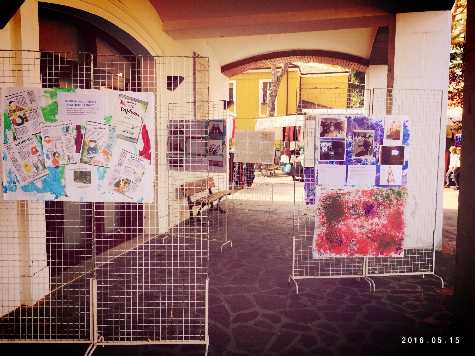 Un'immagine che ritrae mostra, poster e graphic design.