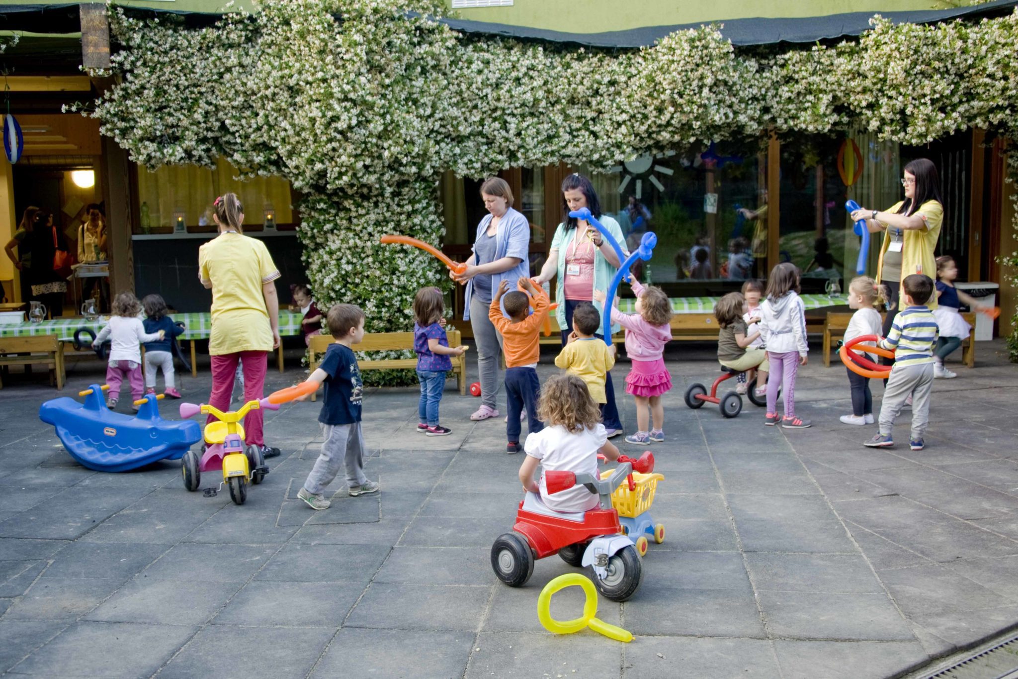 Un'immagine che ritrae ricreazione, comunità, bambino, jeans e divertimento.