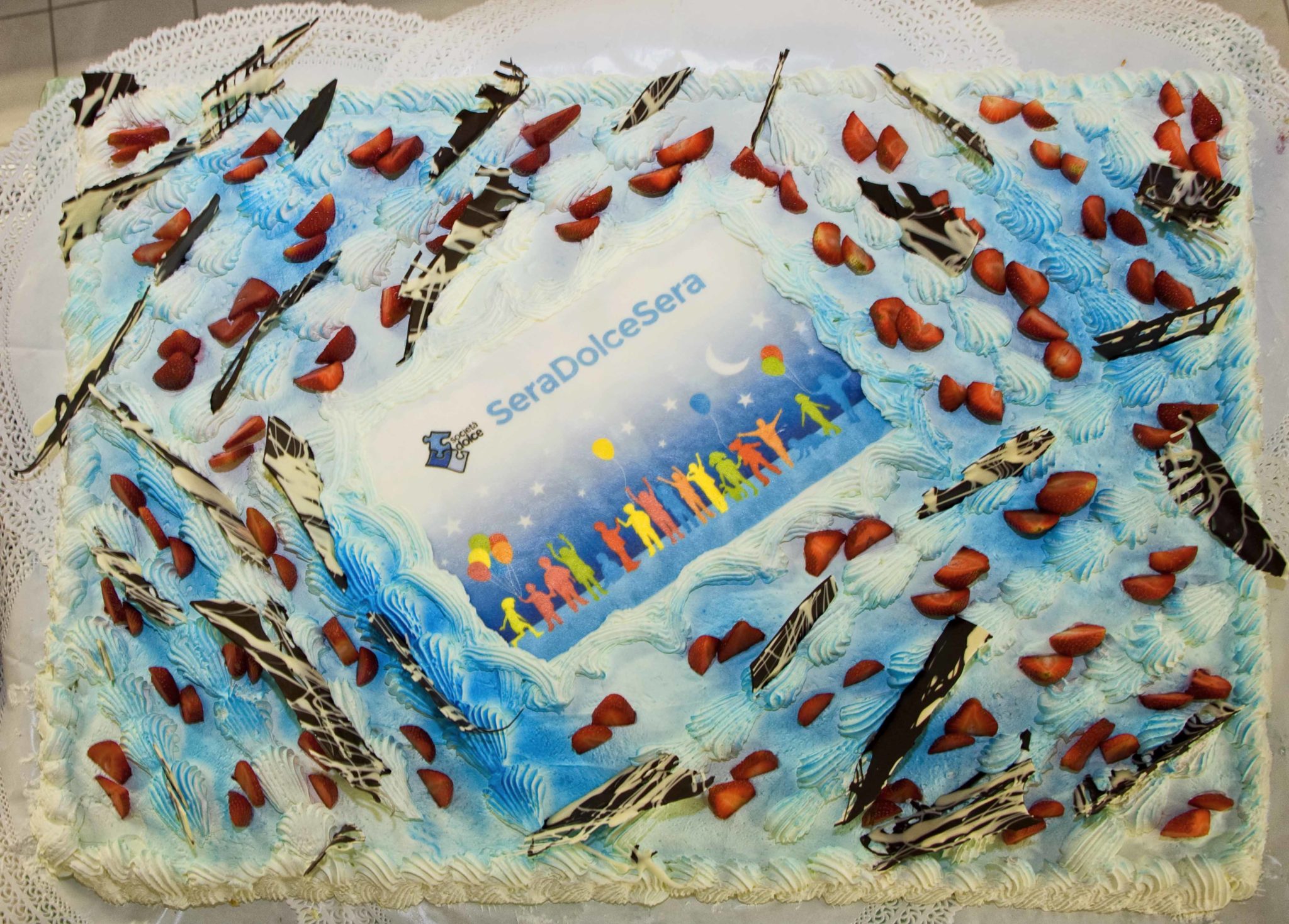 Un'immagine che ritrae torta, cibo, forniture per decorazioni di torte, decorazione di torte e dessert.