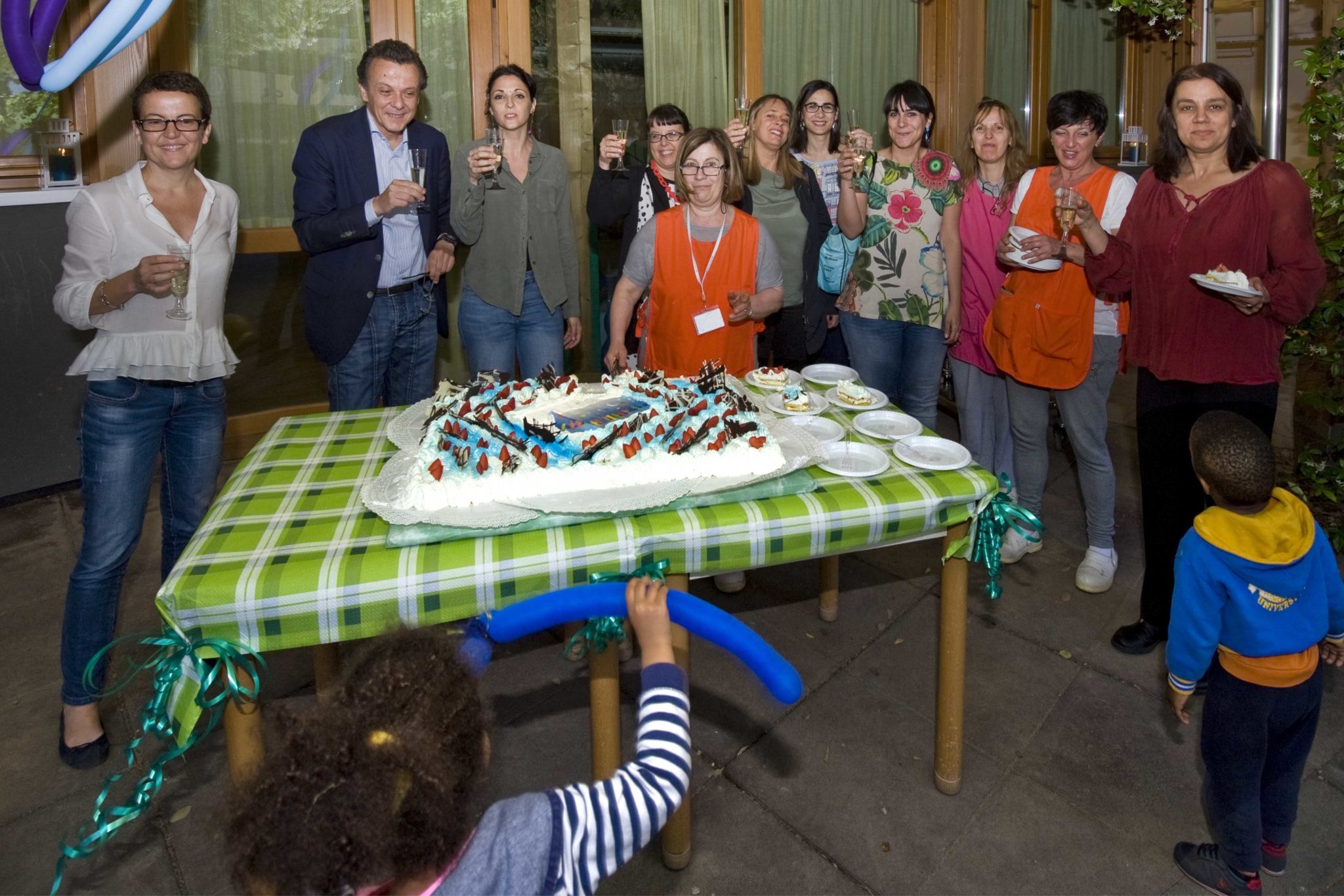 Un'immagine che ritrae torta, cibo, jeans, camicia e maglietta.