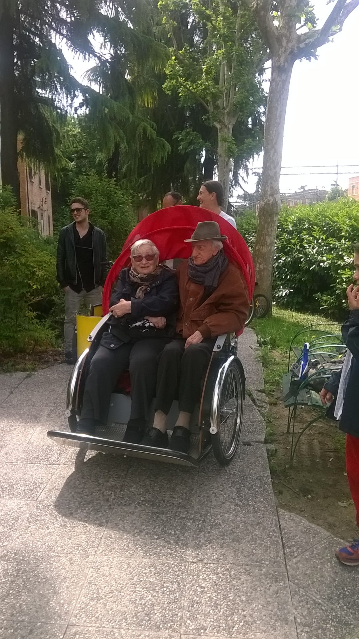 Un'immagine che ritrae sedia a rotelle, ruota, pneumatico, parlato e ruota di bicicletta.