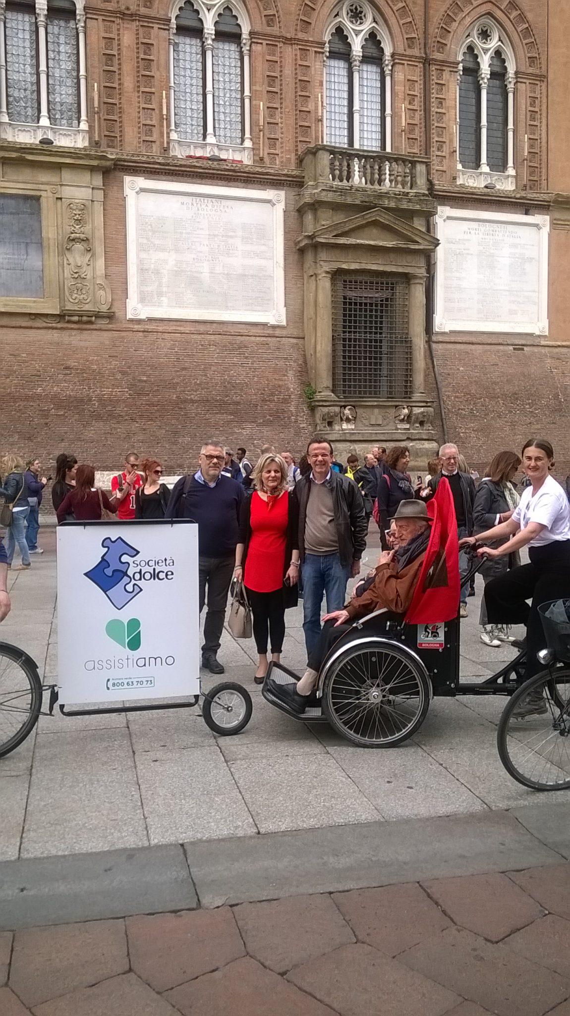 Un'immagine che ritrae sedia a rotelle, pantaloni, jeans, ruota di bicicletta e pedonale.