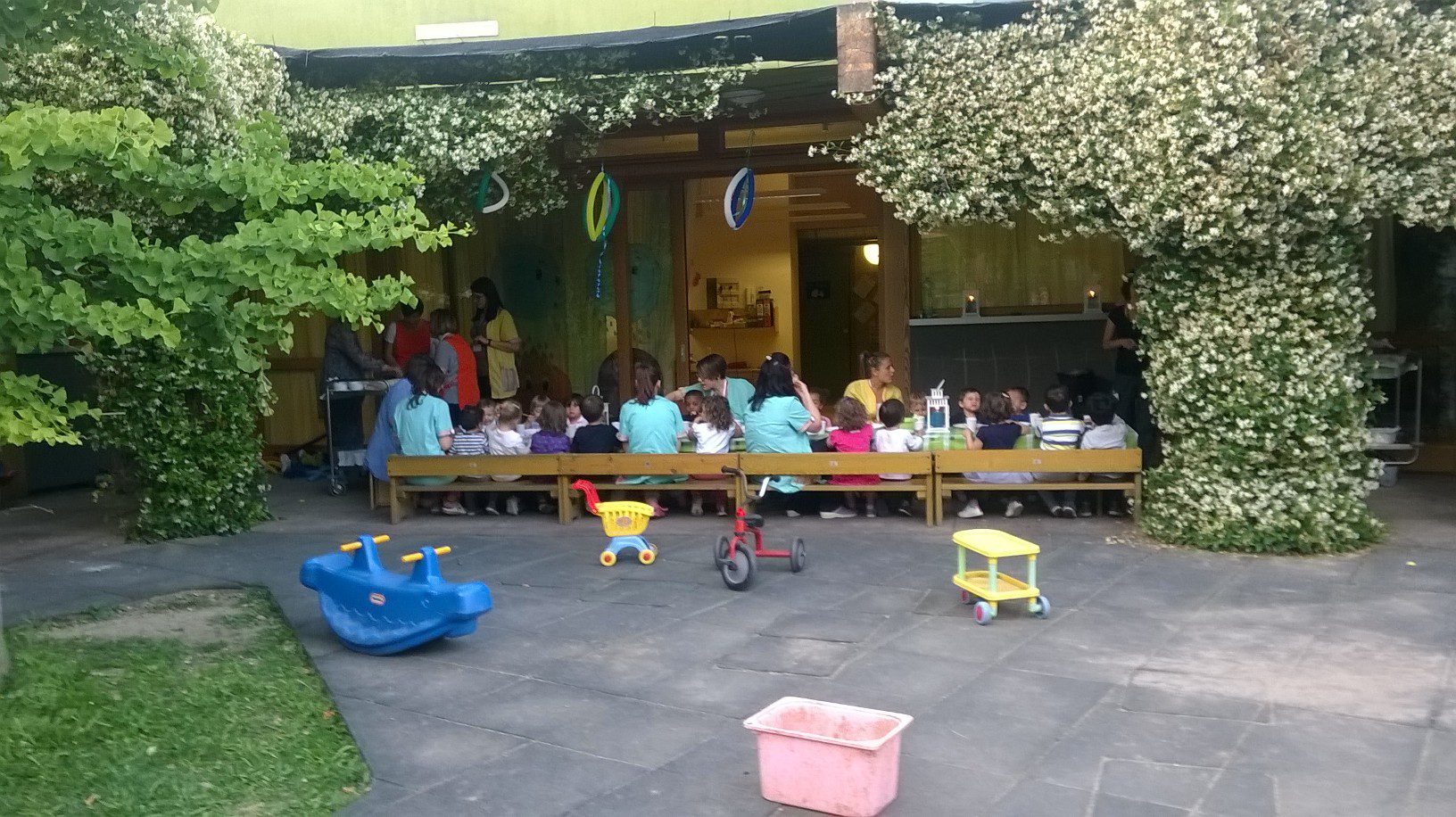 Un'immagine che ritrae comunità, ricreazione, tempo libero, bambino e folla.