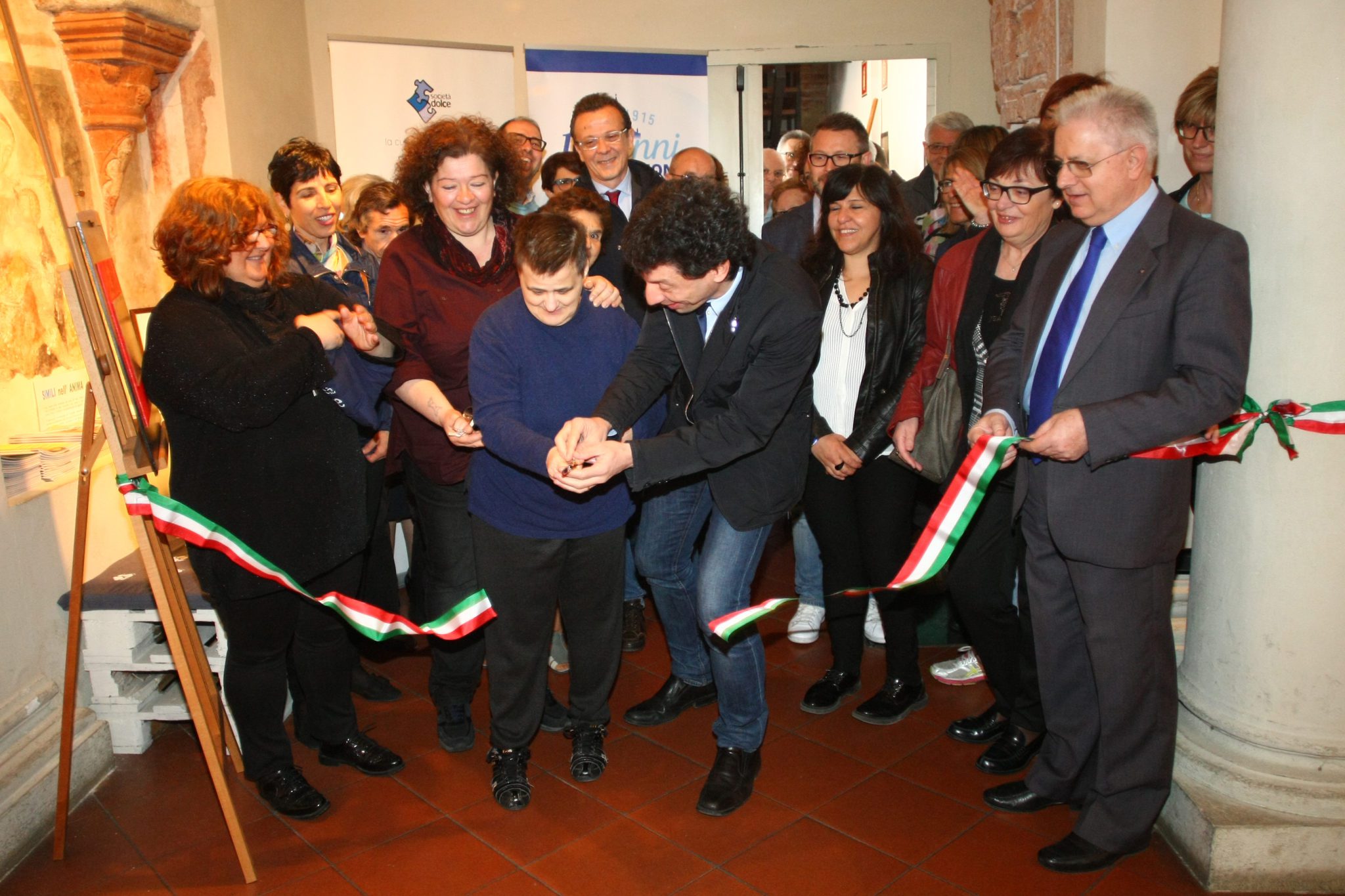 Un'immagine che ritrae pantaloni, capispalla, gruppo sociale, jeans e design d'interni.