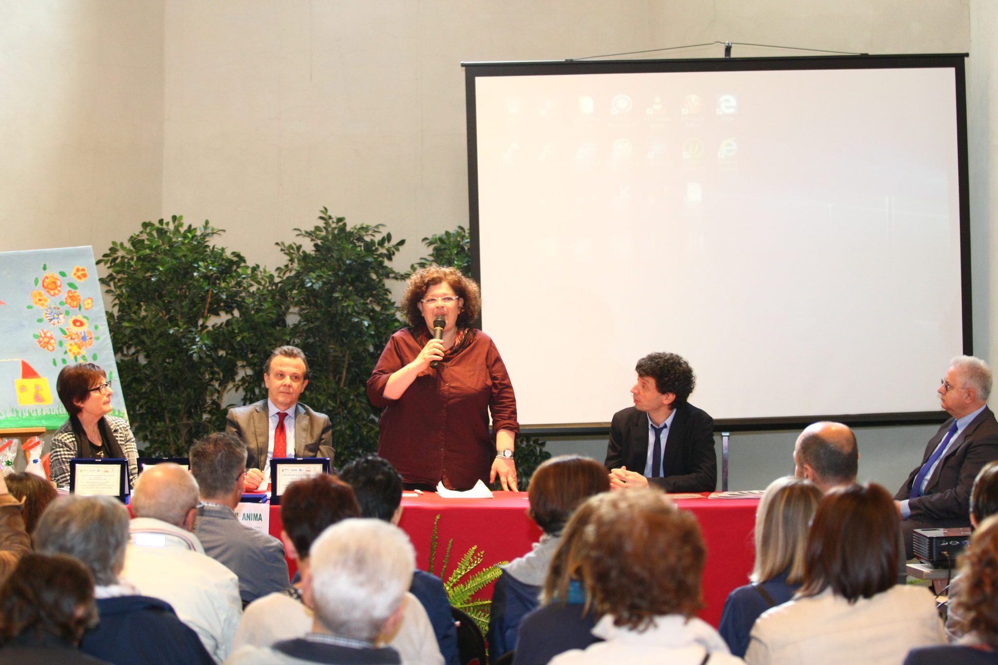 Un'immagine che ritrae vestiario, capelli, camicia, capispalla e evento.
