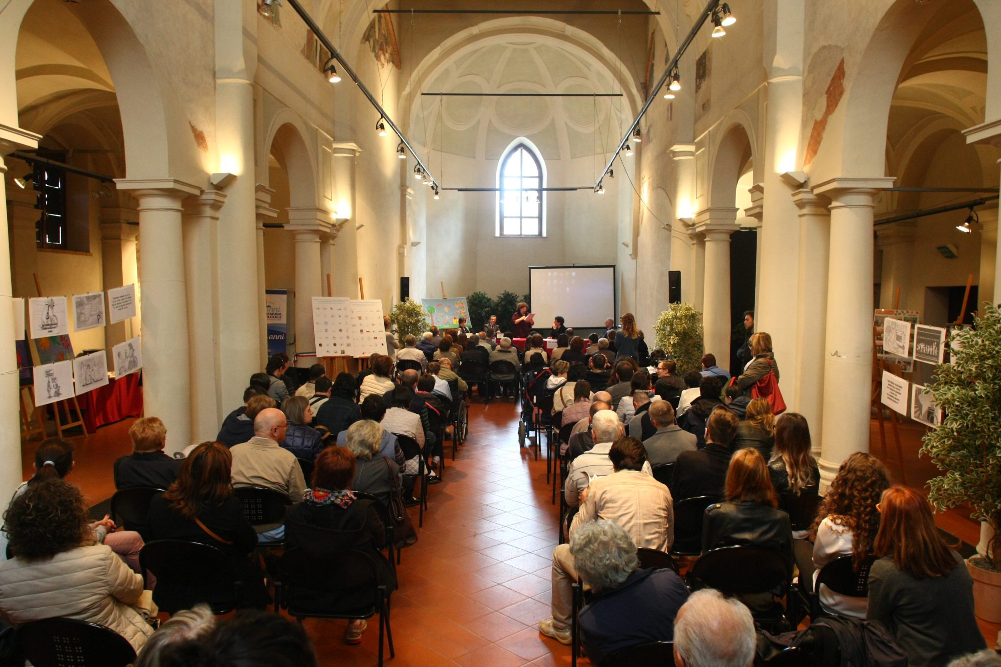 Un'immagine che ritrae sala, sala giochi, istituto religioso, convento e volta.