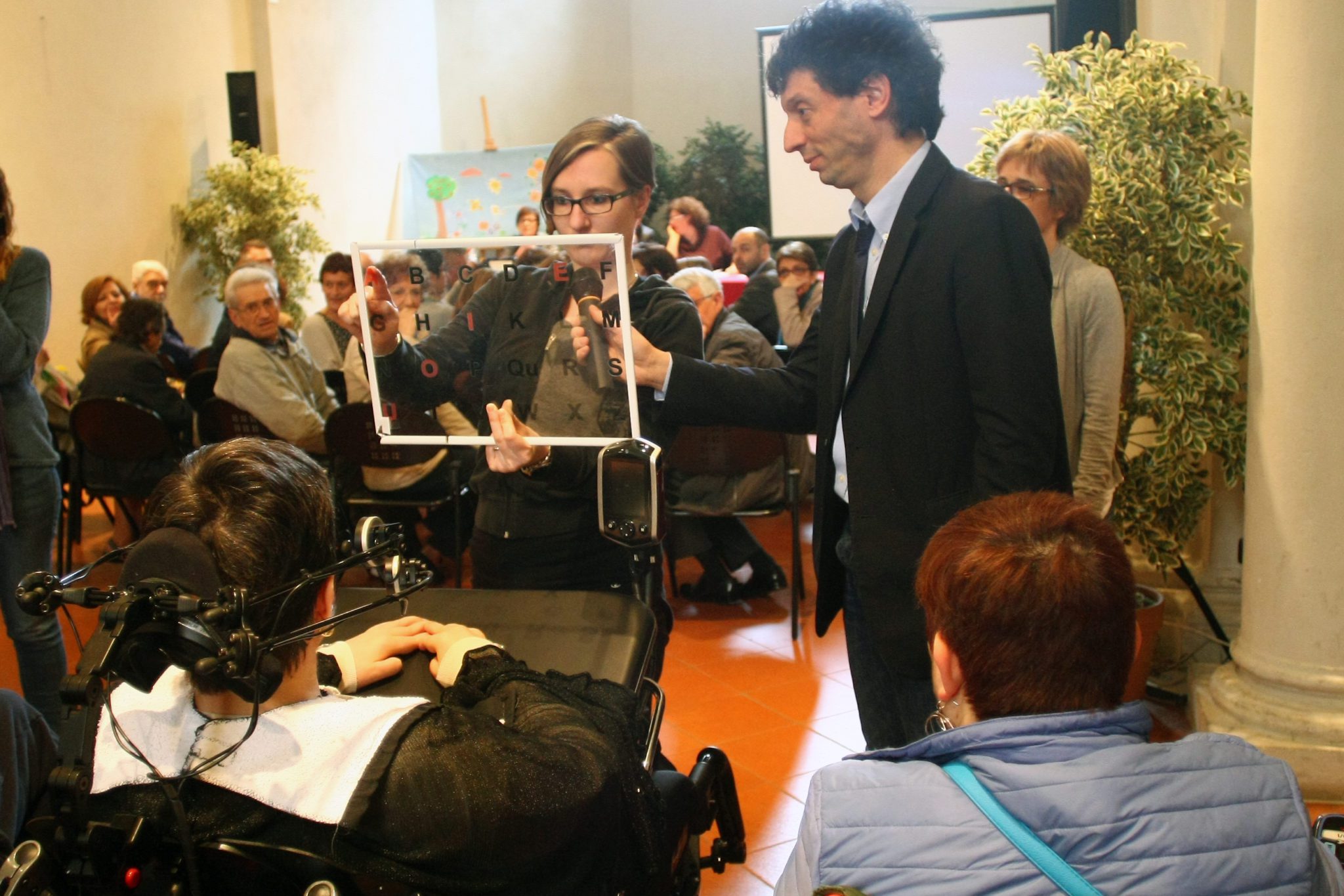 Un'immagine che ritrae capelli, braccio, telecamera, pantaloni e fotocamere e ottiche.