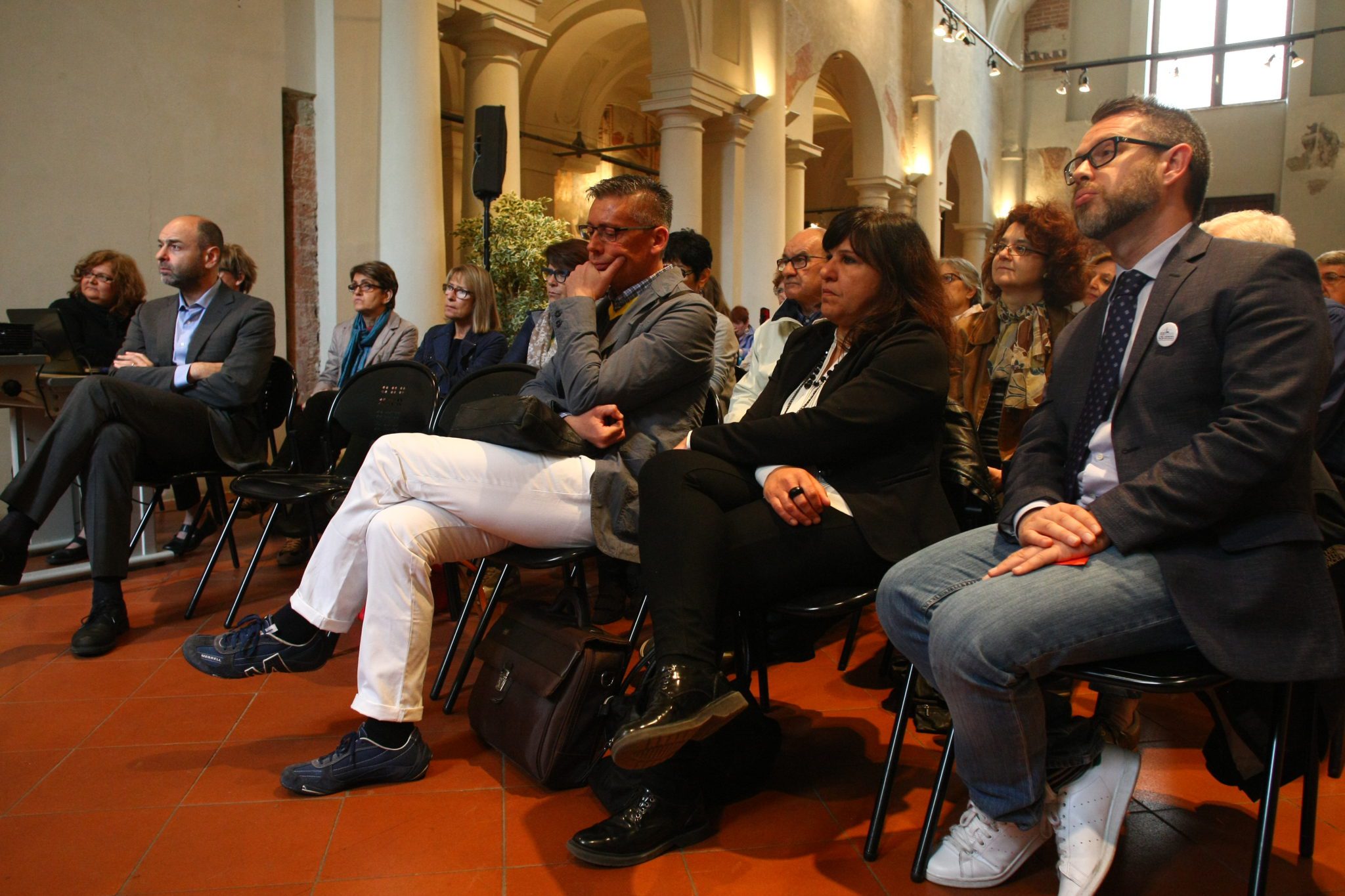 Un'immagine che ritrae pantaloni, gruppo sociale, evento, abbigliamento formale e abito.