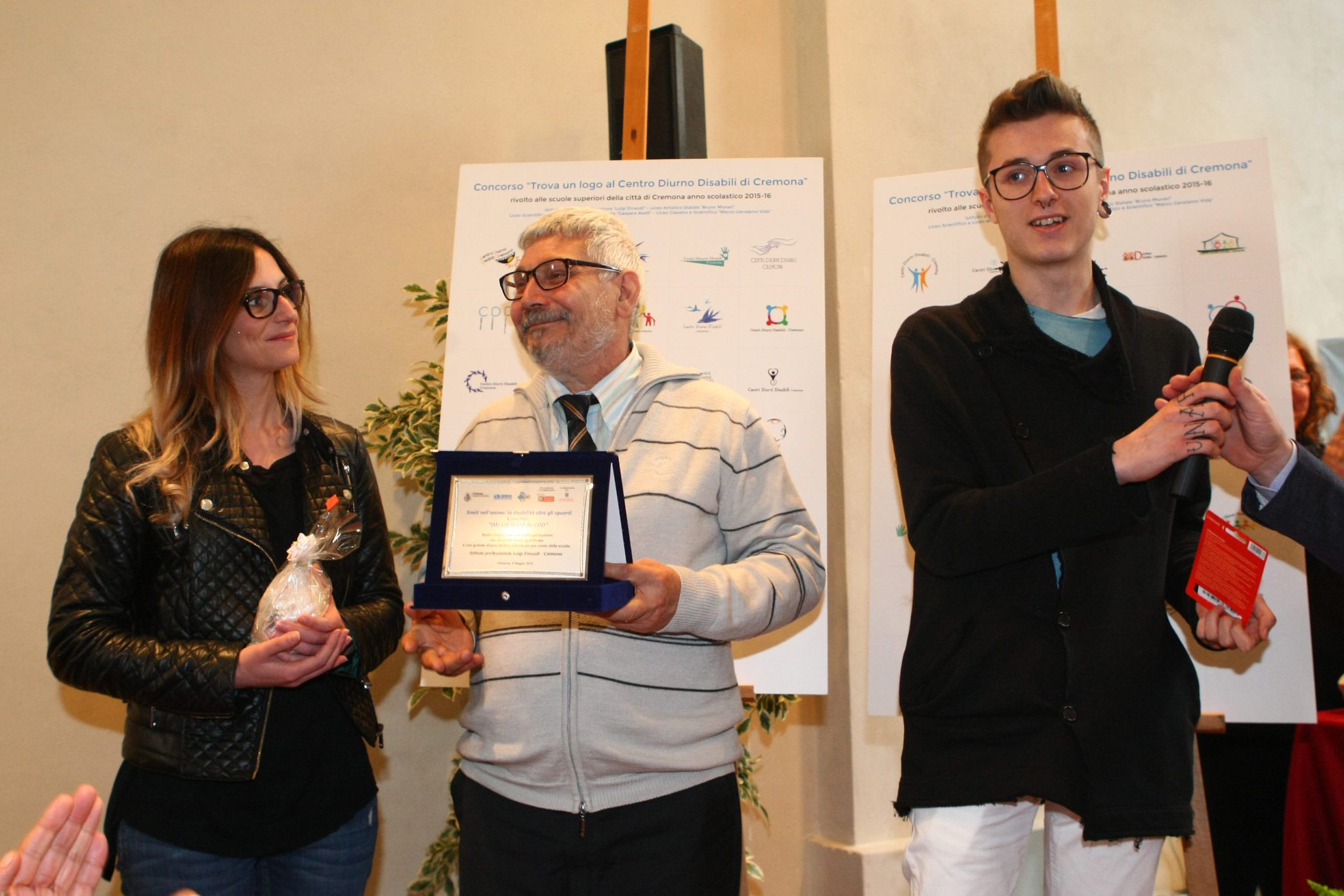 Un'immagine che ritrae occhiali, occhiali, viso, cura della vista e sorriso.
