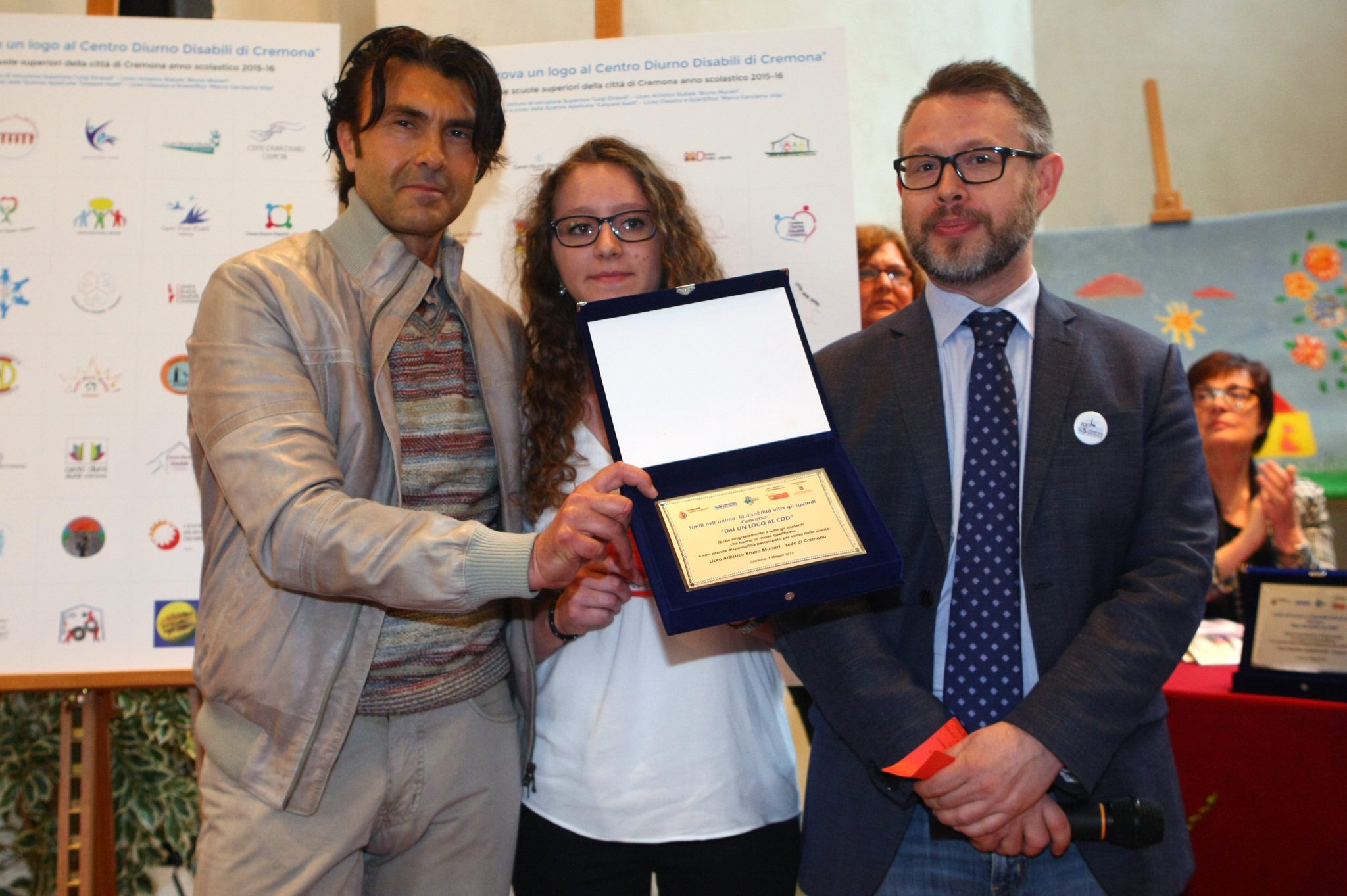 Un'immagine che ritrae sorriso, capispalla, premio, cerimonia di premiazione e cappotto.