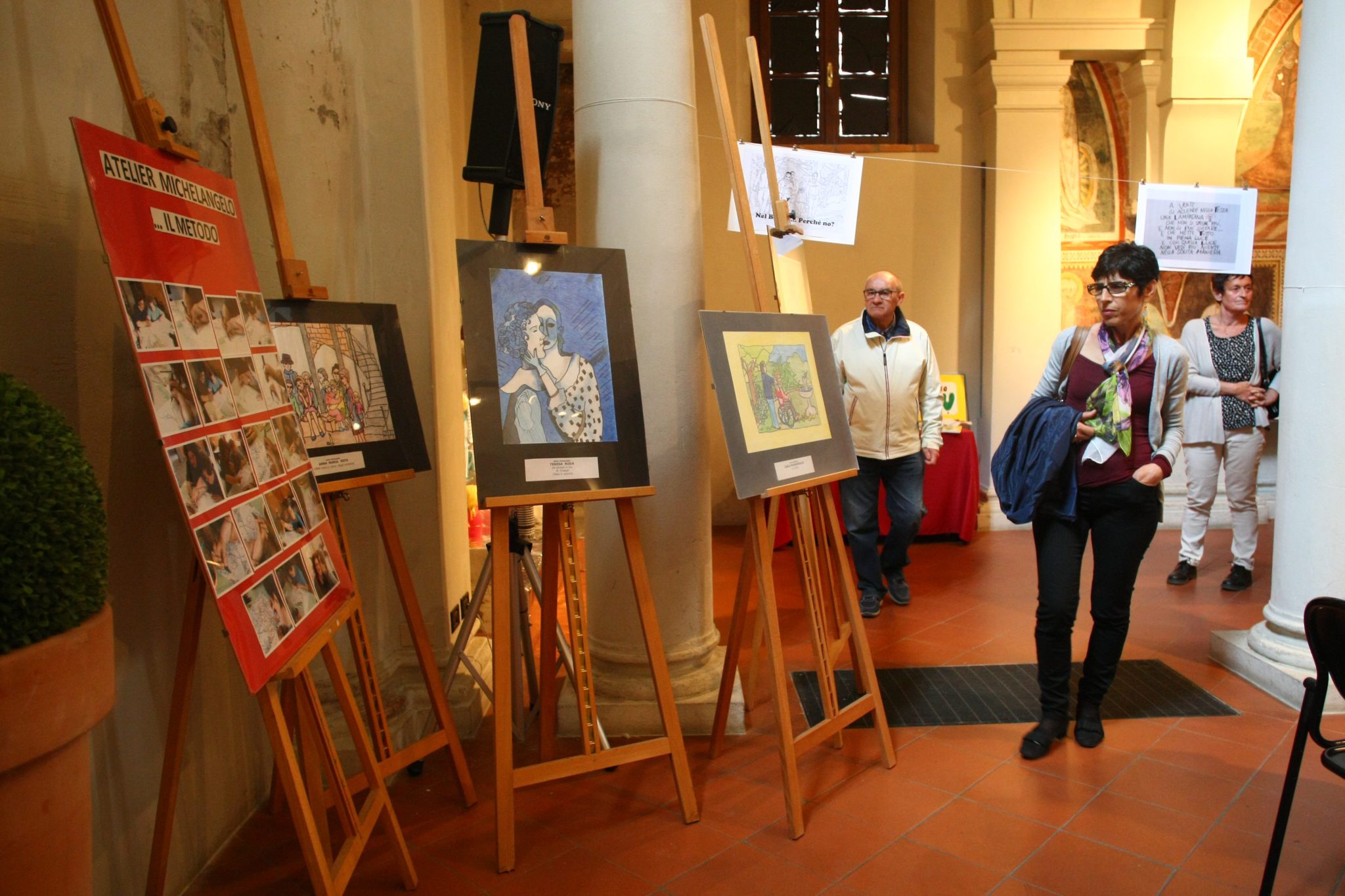 Un'immagine che ritrae design d'interni, cornice, cavalletto, mostra e museo d'arte.