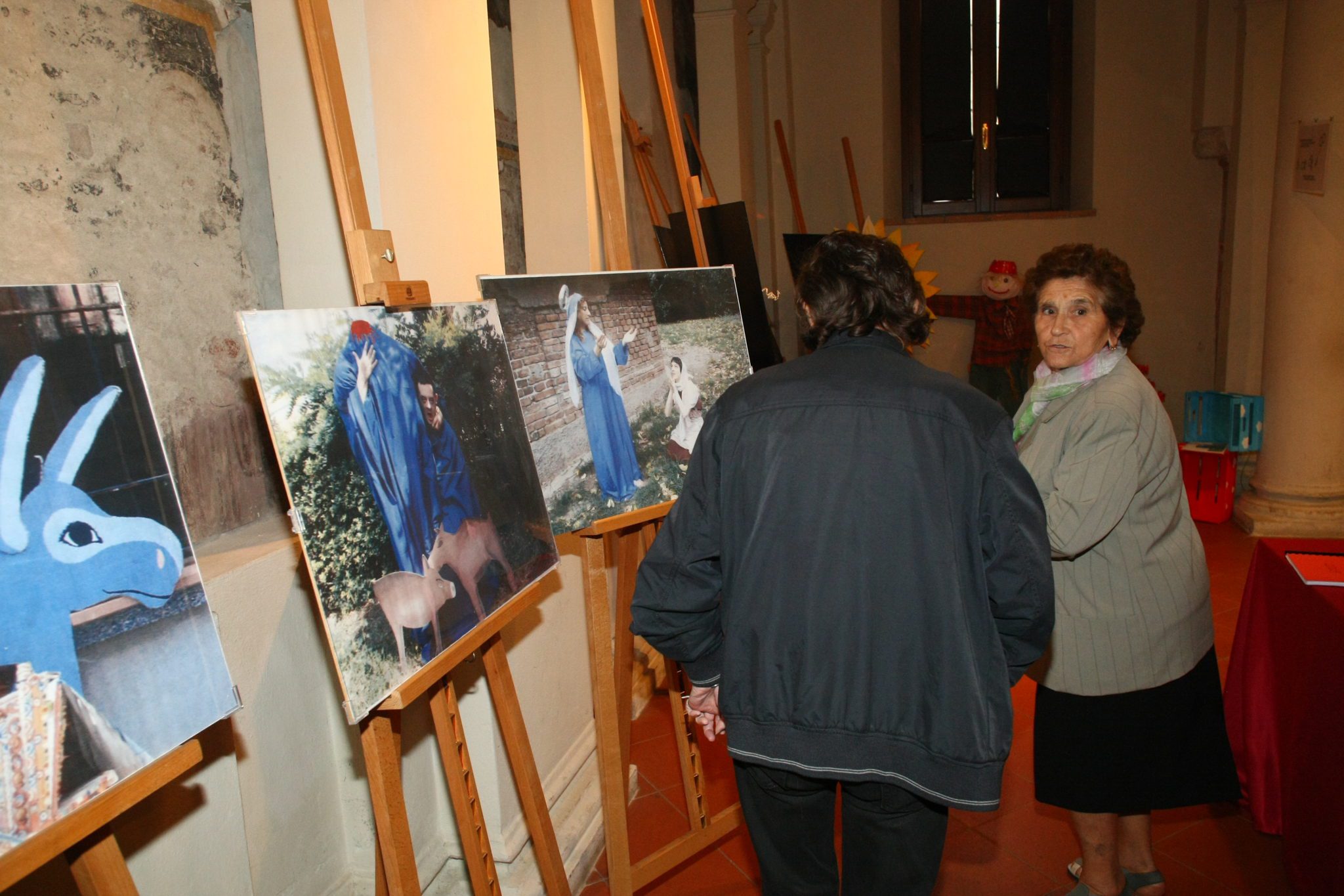 Un'immagine che ritrae cavalletto, artista, arti visive, pittore e colore.