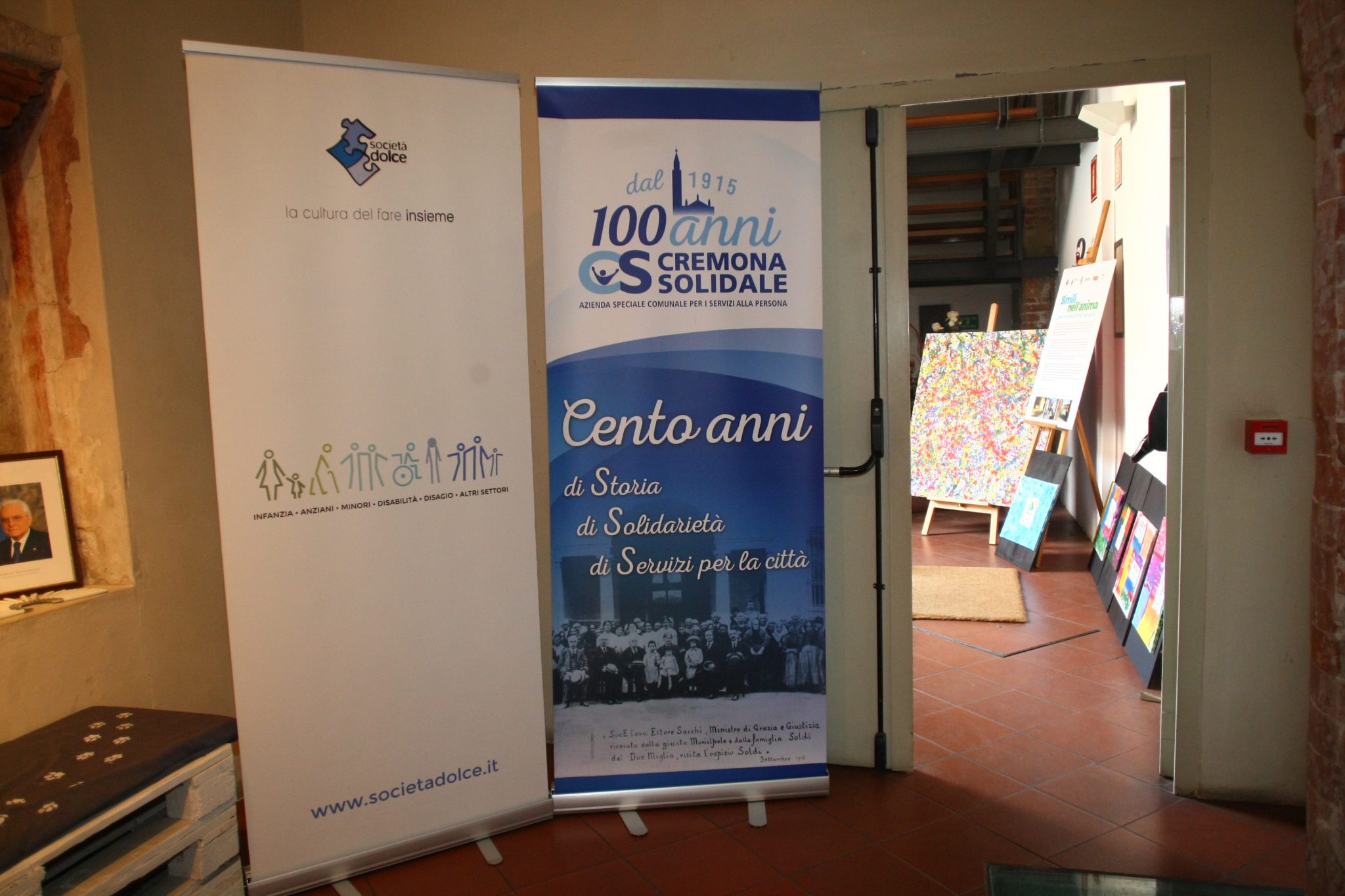 Un'immagine che ritrae pubblicità, bandiera, poster, grafica e graphic design.