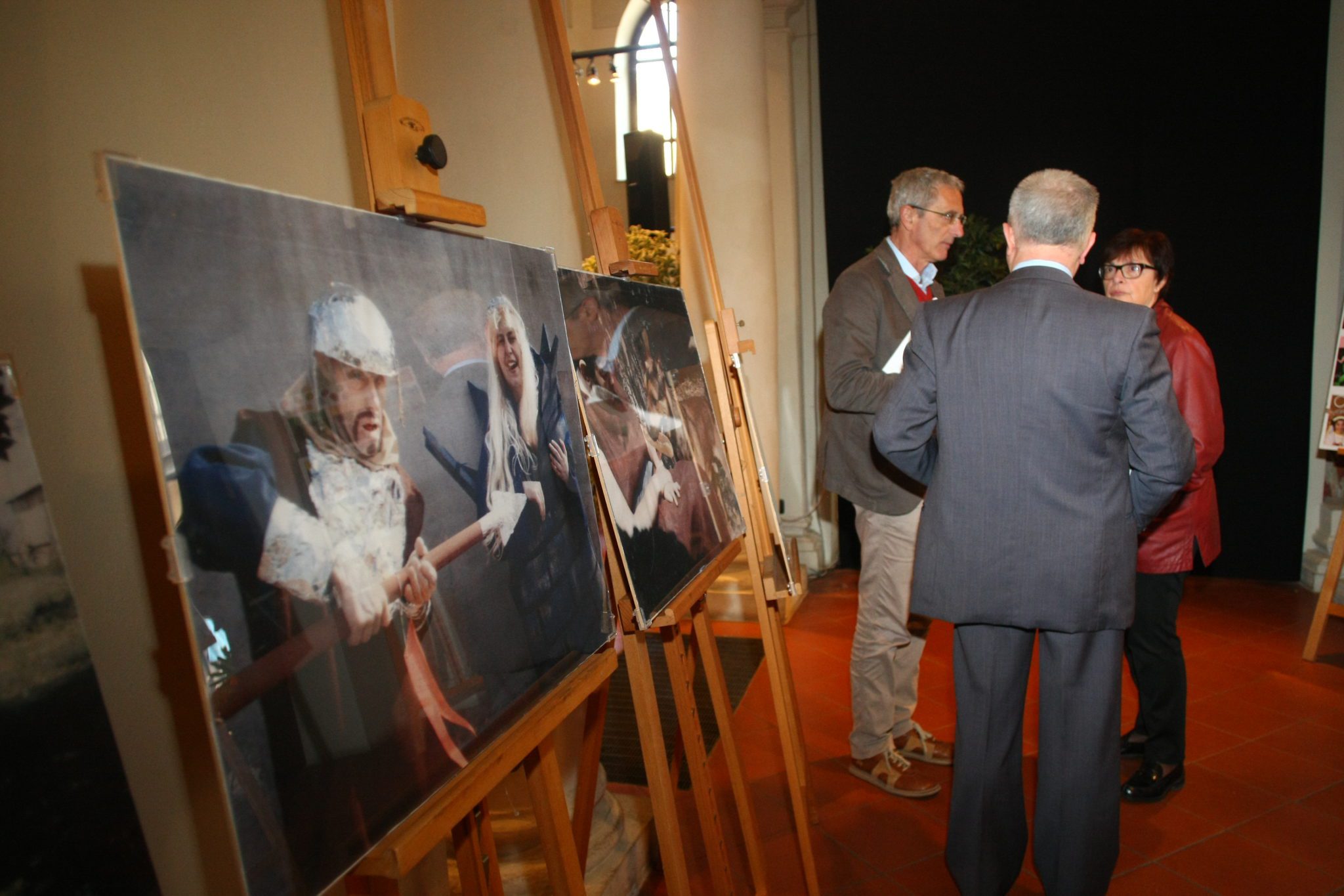 Un'immagine che ritrae arti visive, mostra, cavalletto, cornice e museo d'arte.
