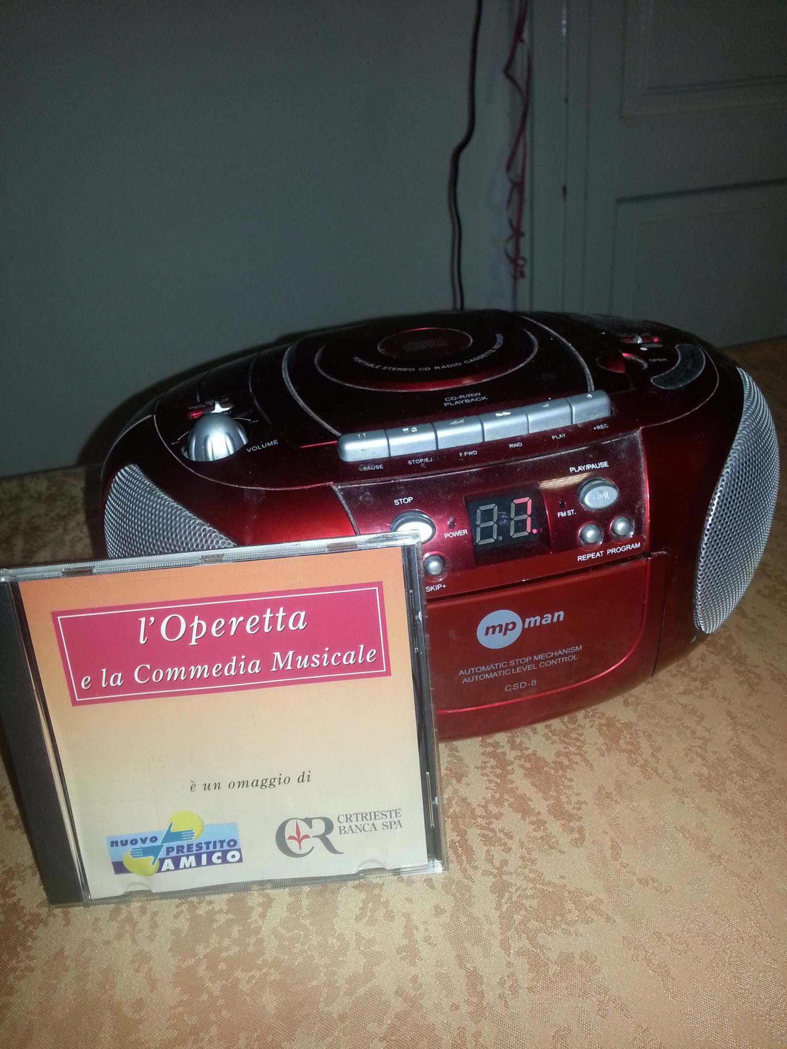 Un'immagine che ritrae dispositivo elettronico, tecnologia, elettronica, gadget e radio.