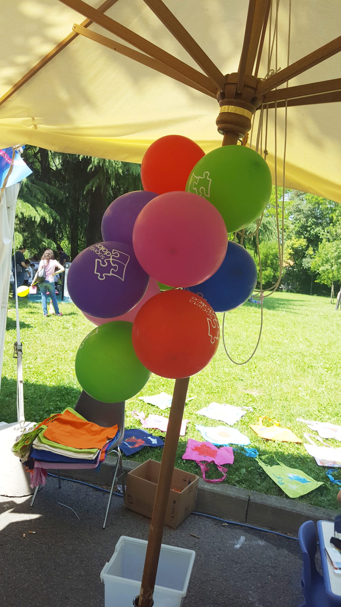 Un'immagine che ritrae palloncino, forniture per feste, plastica e festa.