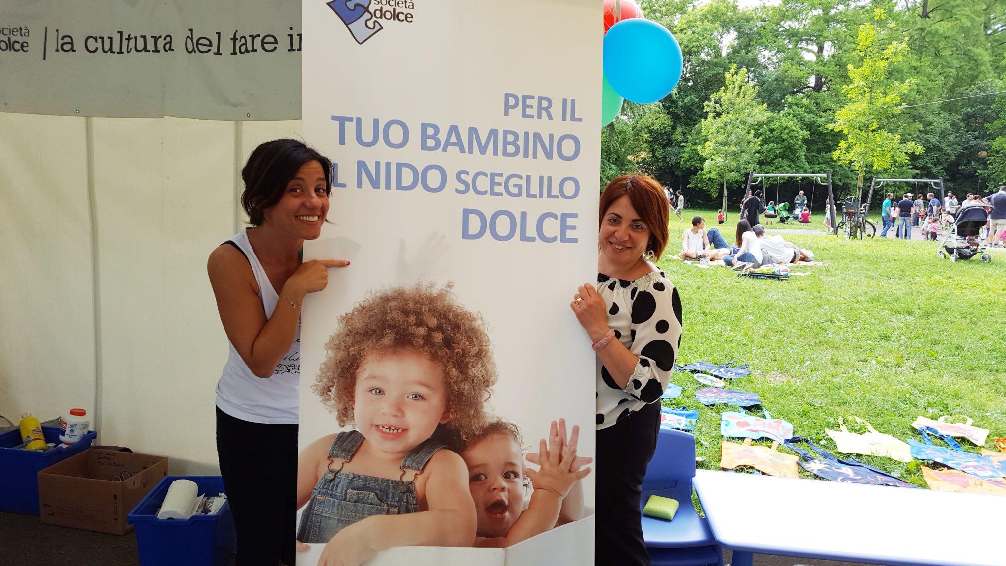 Un'immagine che ritrae bambino, pubblicità, tempo libero, bambino che fa i primi passi e felicità.