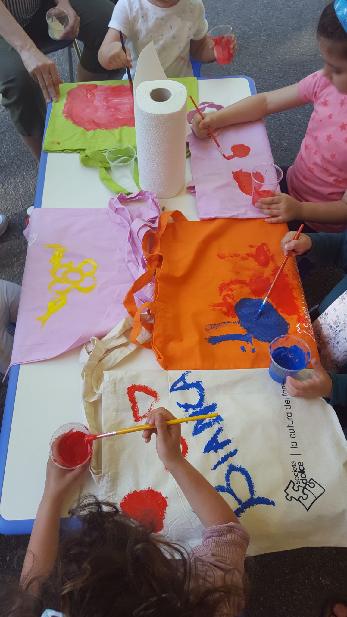 Un'immagine che ritrae carta, arte infantile, bambino, prodotto di carta e colore.