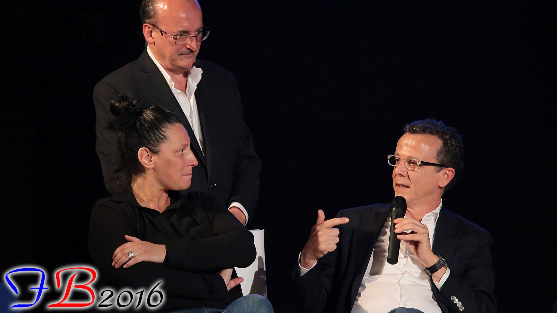 Un'immagine che ritrae occhiali, occhiali, cura della vista, evento e abbigliamento formale.