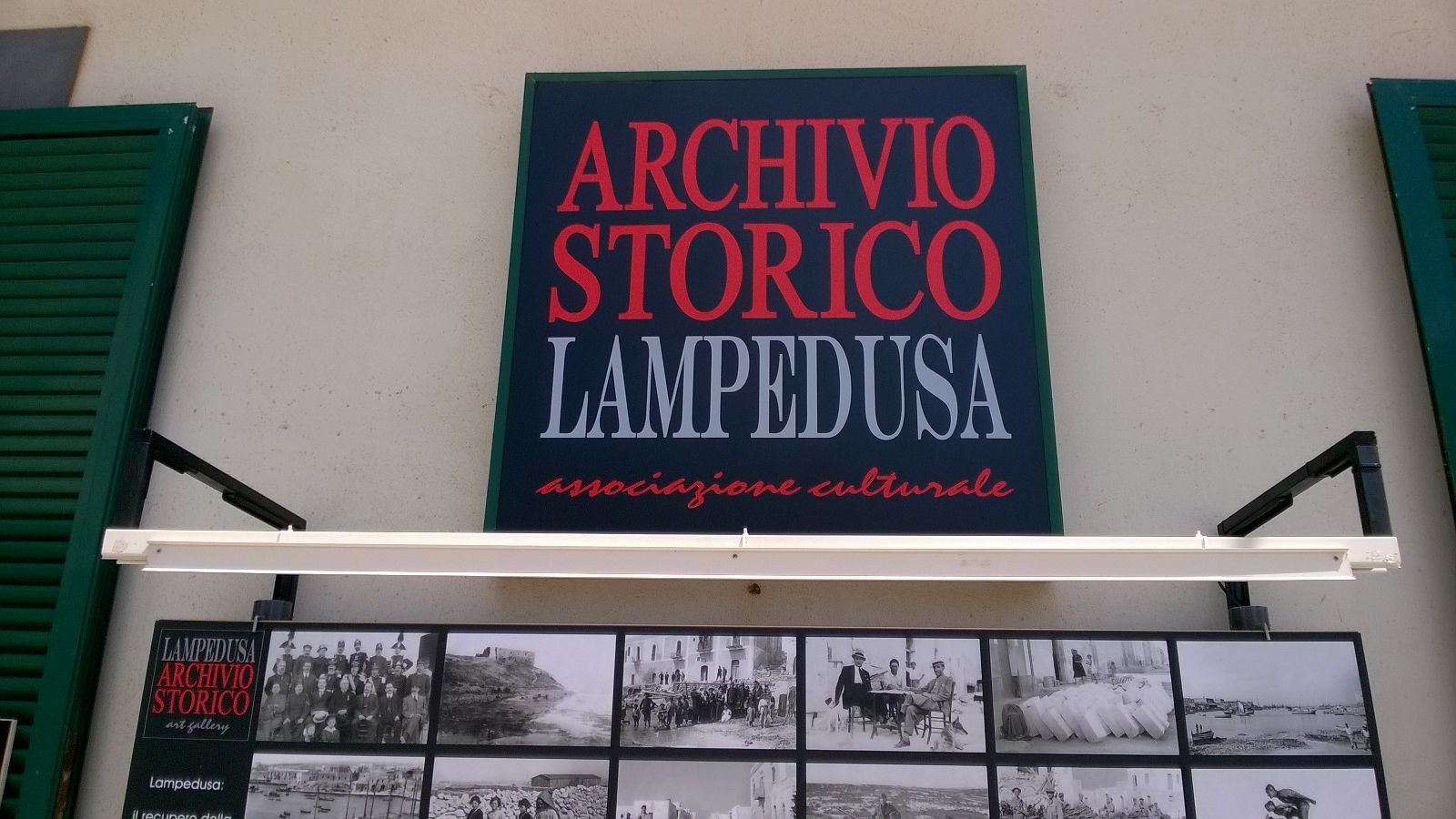 Un'immagine che ritrae cartello e pubblicità.