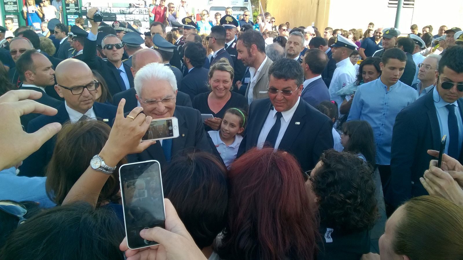 Un'immagine che ritrae persone, capelli, occhiali, occhiali e folla.