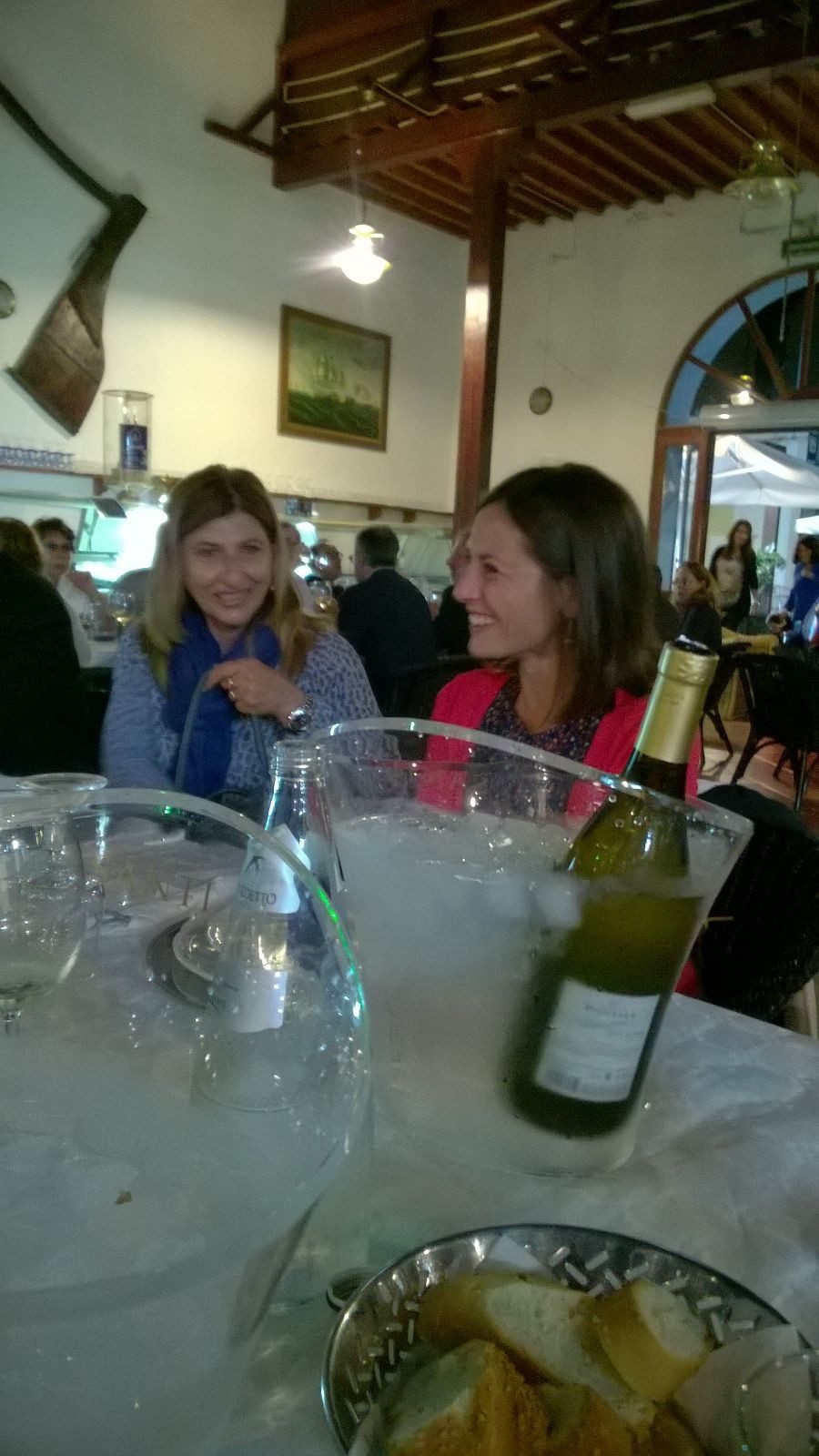 Un'immagine che ritrae stoviglie, stoviglie, tavolo, mobilia e bicchiere.
