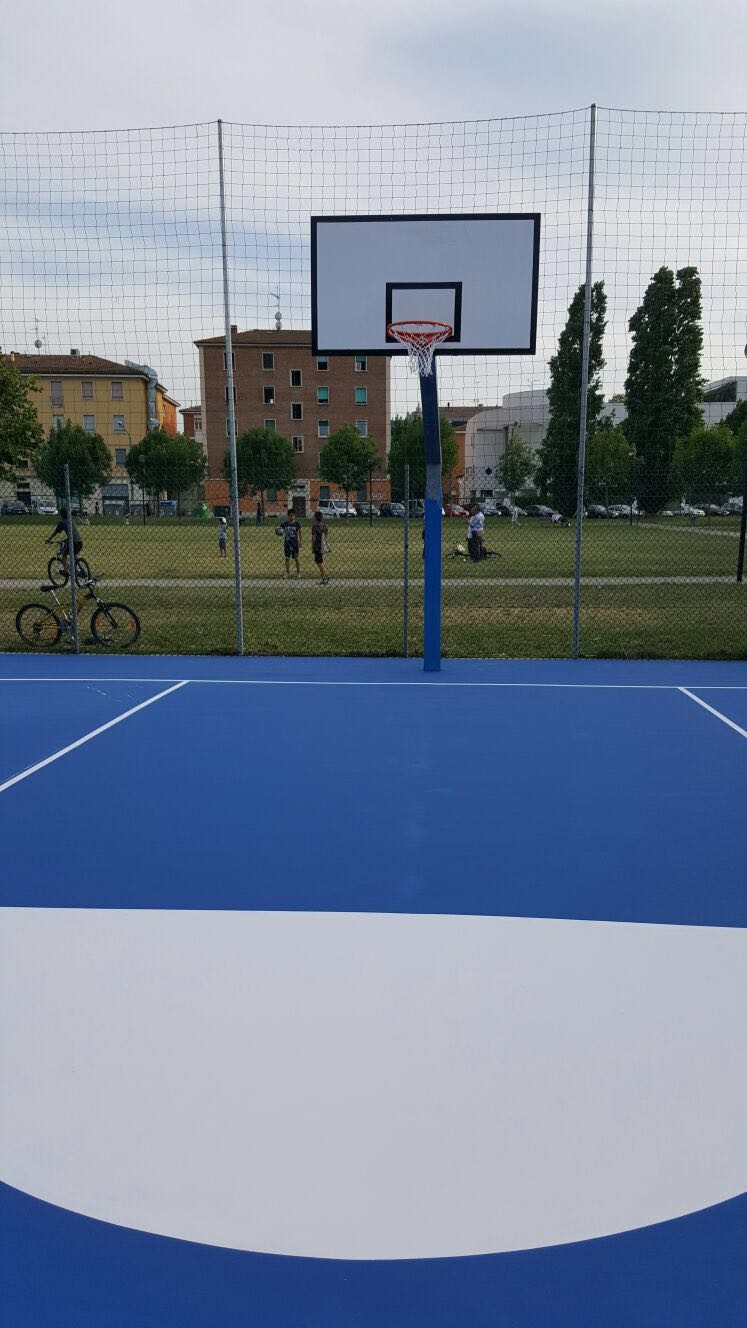 Un'immagine che ritrae impianto sportivo, canestro da basket, campo da basket, pallacanestro e sport.