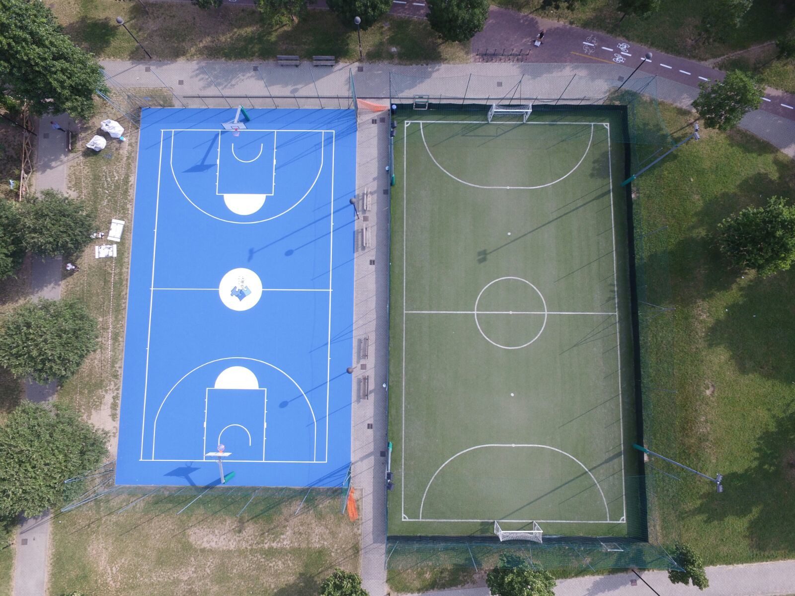 Un'immagine che ritrae impianto sportivo, sport, campo da basket, netto e erba artificiale.