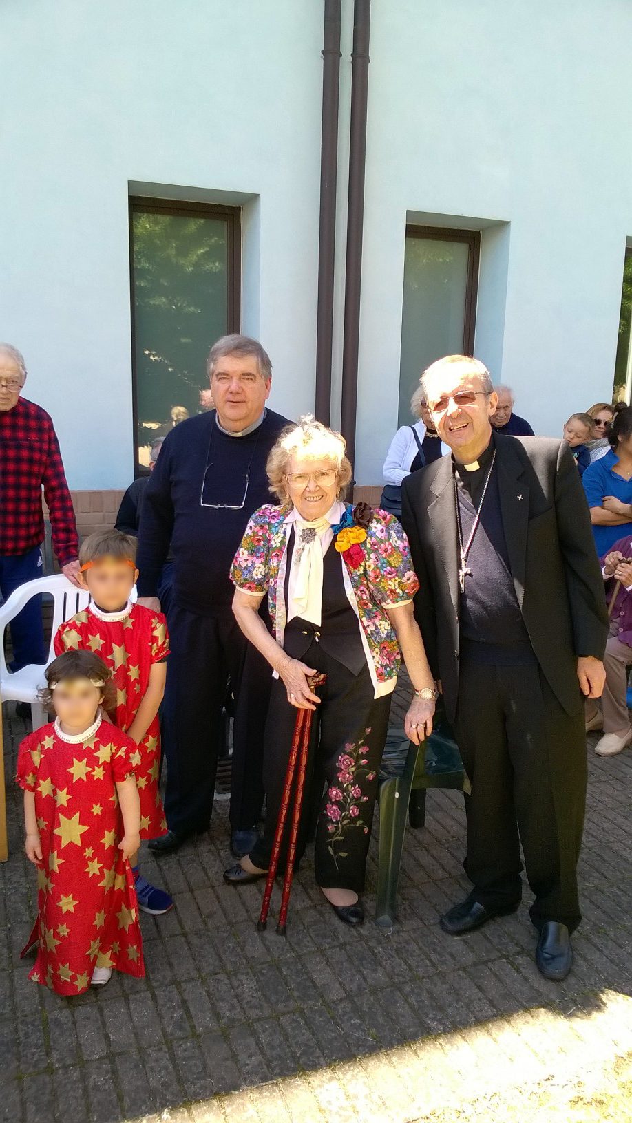 Un'immagine che ritrae vestiario, pantaloni, sorriso, tempio e comunità.