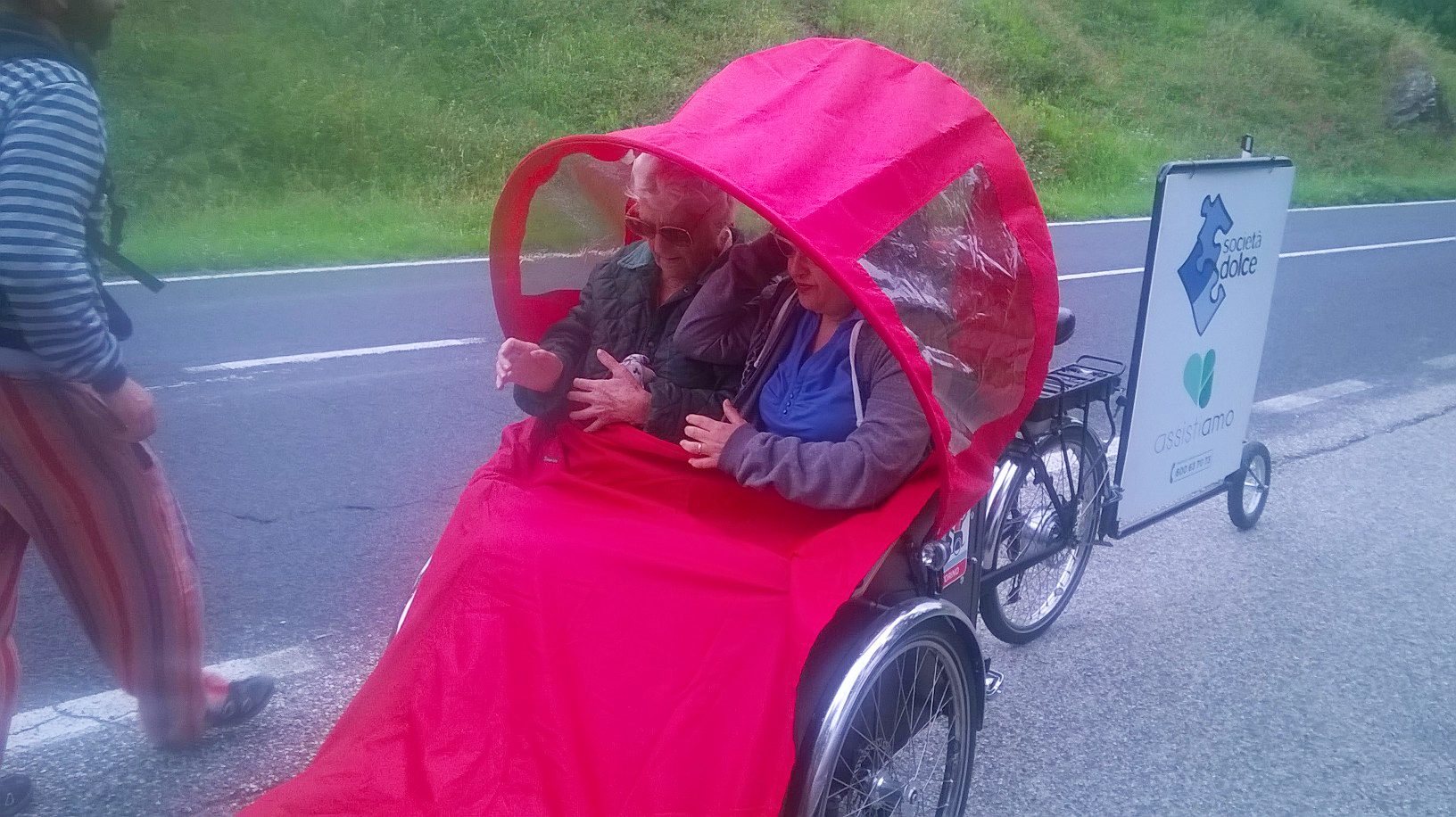 Un'immagine che ritrae ruota, pneumatico, parlato, ruota di bicicletta e risciò.
