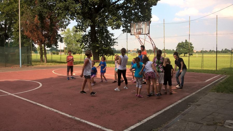 Un'immagine che ritrae sport di squadra, impianto sportivo, campo da basket, ricreazione e canestro da basket.