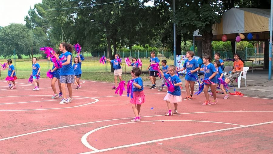 Un'immagine che ritrae ricreazione, comunità, sport, pantaloncini attivi e divertimento.