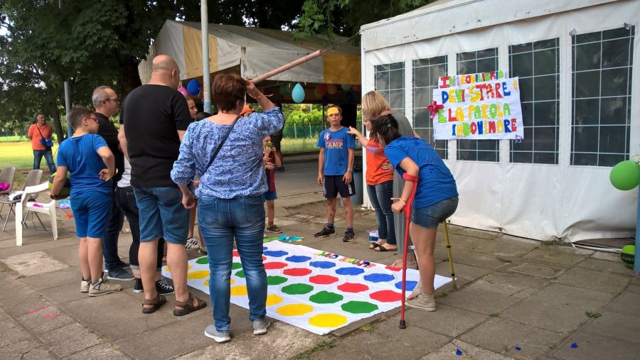 Un'immagine che ritrae jeans, ricreazione, comunità, divertimento e tempo libero.