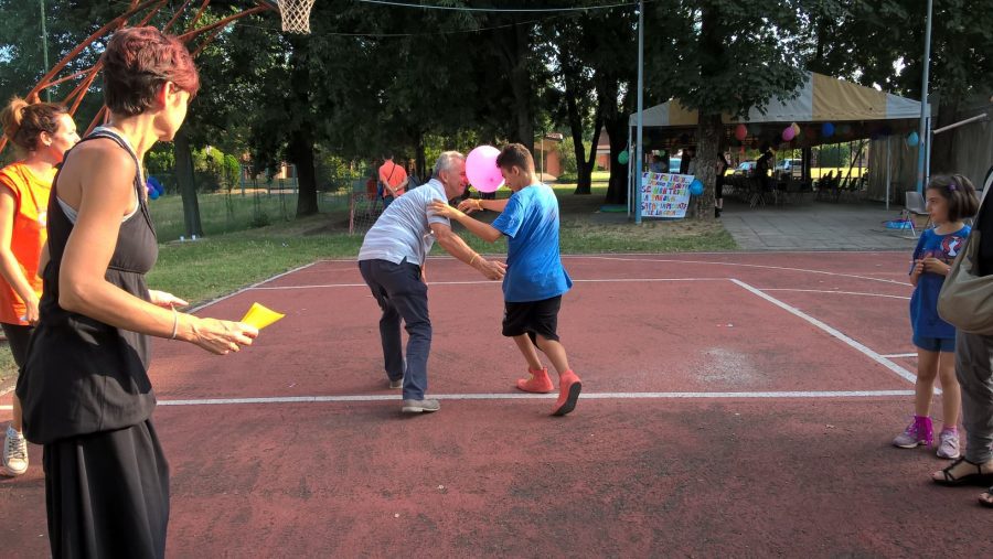 Un'immagine che ritrae ricreazione, comunità, sport, pantaloncini attivi e fare sport.